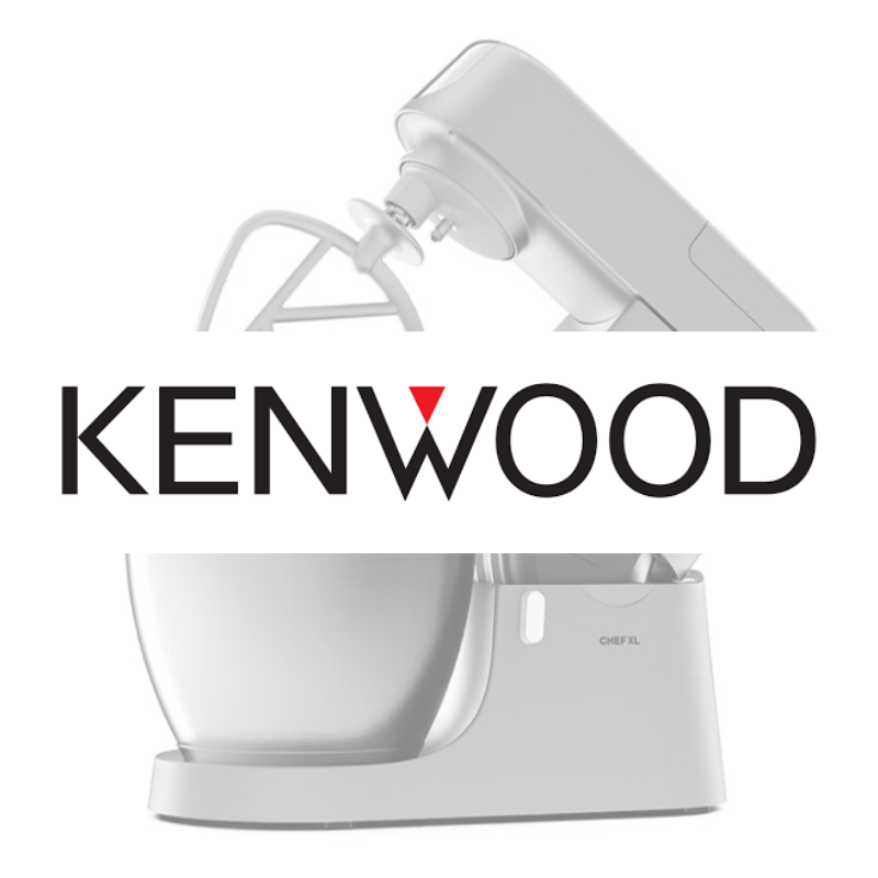 En stilfuld, sølvfarvet Kenwood køkkenmaskine med tilbehør, der er tilsluttet en skål.