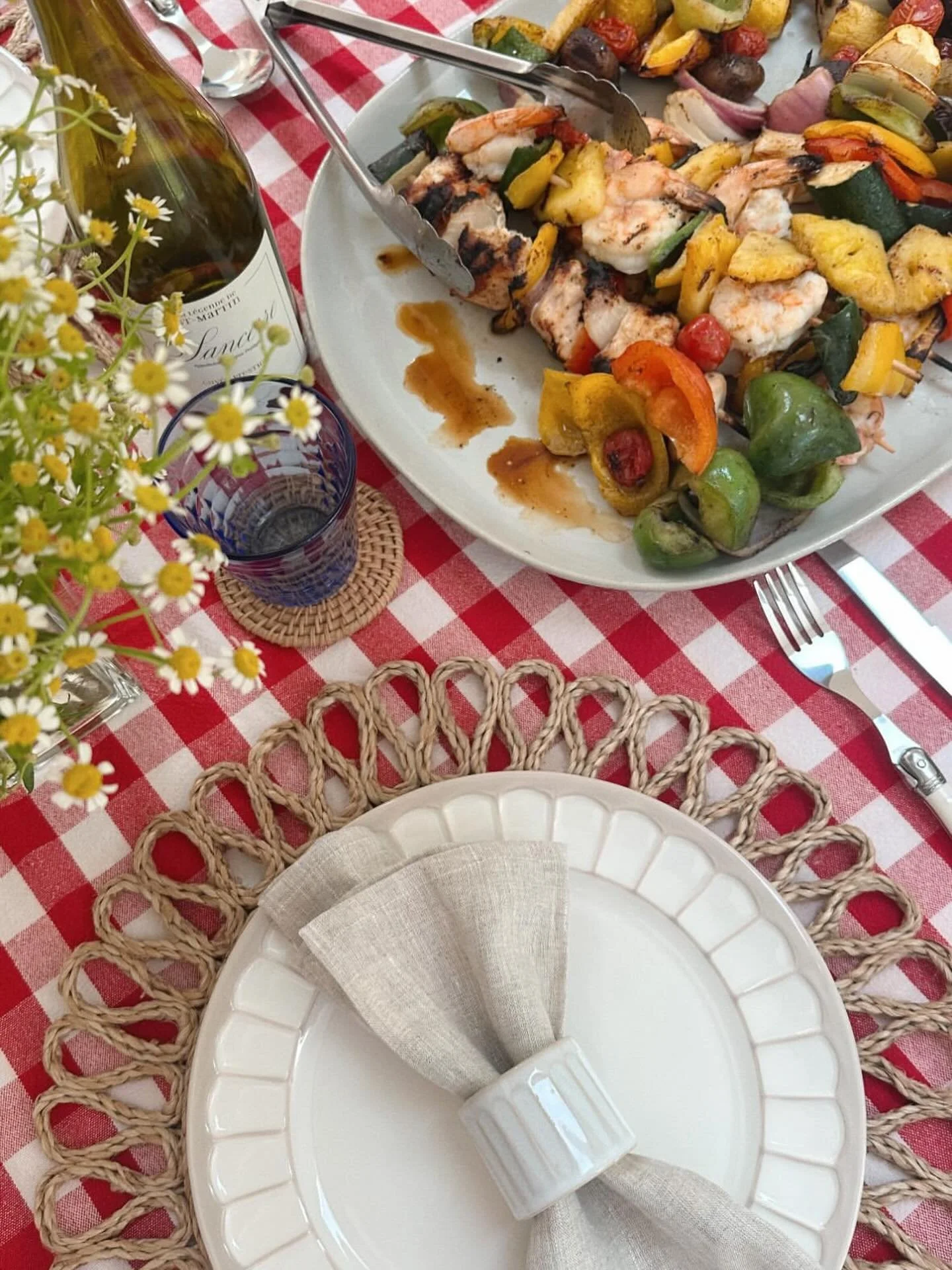 This Fourth of July, we set the table so you didn&rsquo;t have to. Next holiday? Rent with us 🇺🇸✨ 

#tablescapestyling #foodie #dishwareً  #tablescape