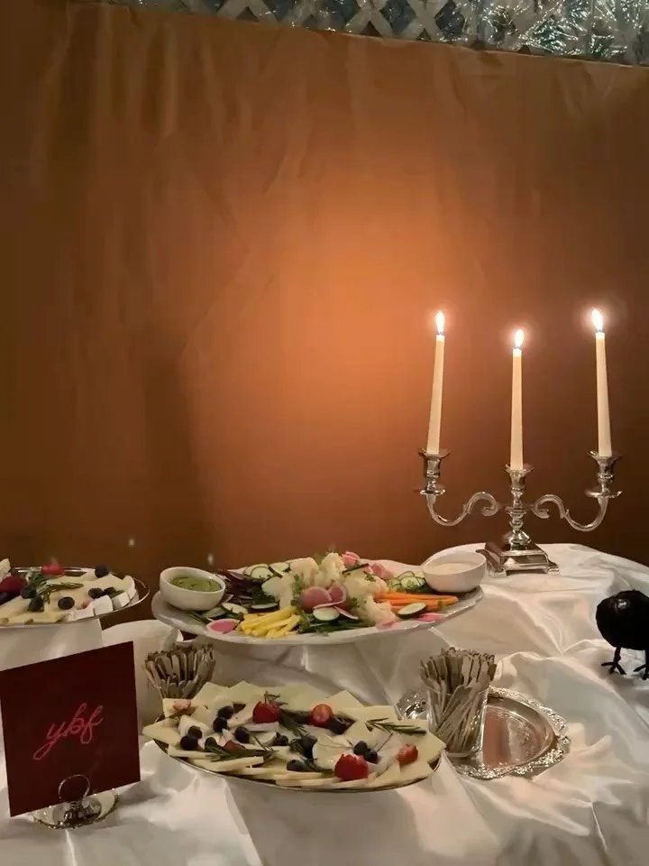 Straight out of your spooky (and chic) dreams 👀👻 Loved putting together this Halloween tablescape + grazing moment for @your.best.friend.co co&rsquo;s pop-up at @babacoolbk.

DM @yournextdinnerparty_ to build your next grazing table for either brun