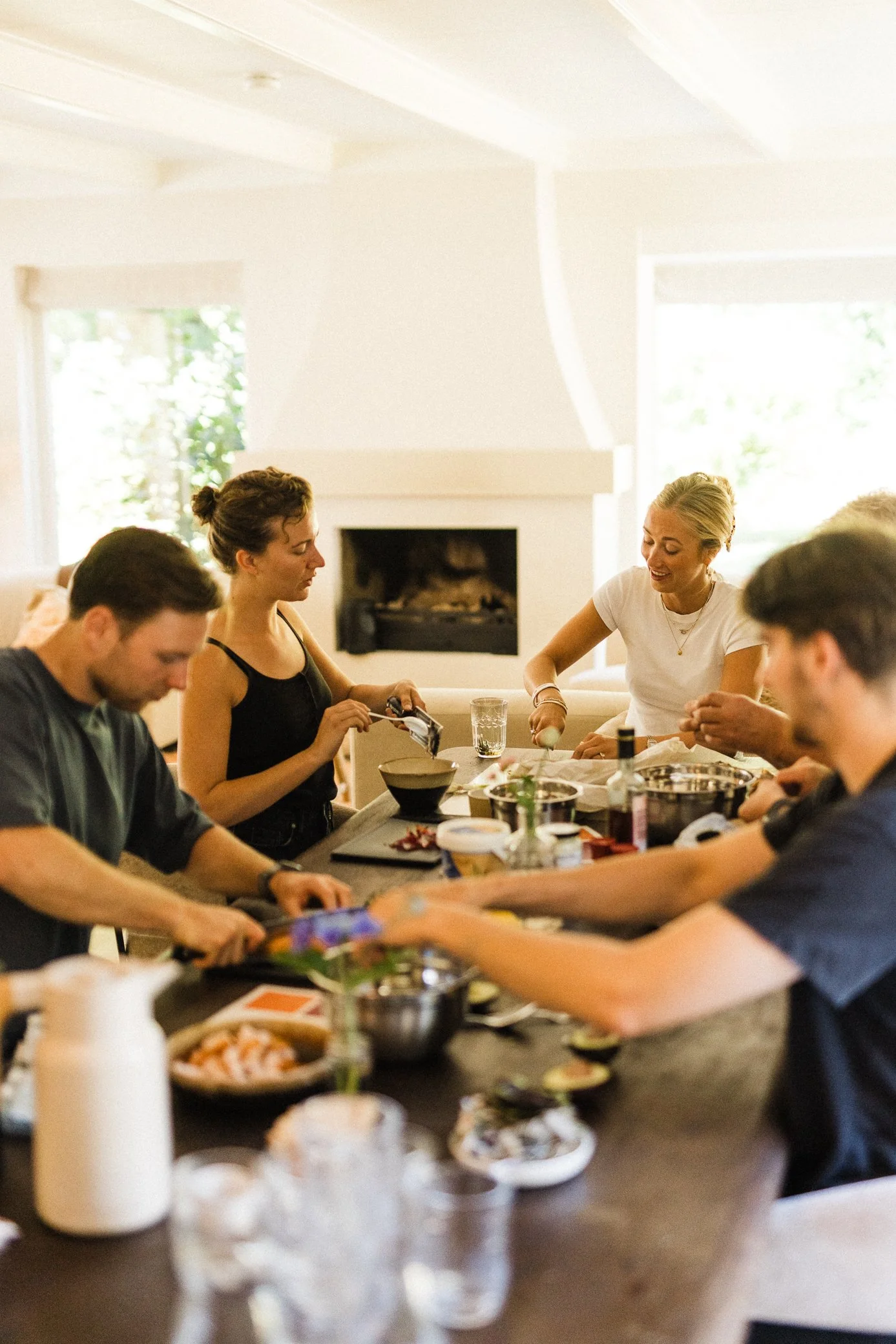 Een groep jong volwassenen doen mee aan een kookworkshop, ze bereiden een gerecht en zitten samen aan tafel