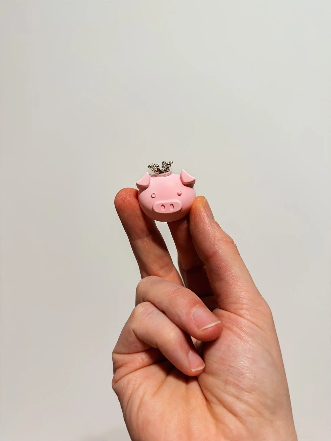 Gräfin Glanznase – rosa Raysin-Schwein mit silbernem Krönchen – handgegossen