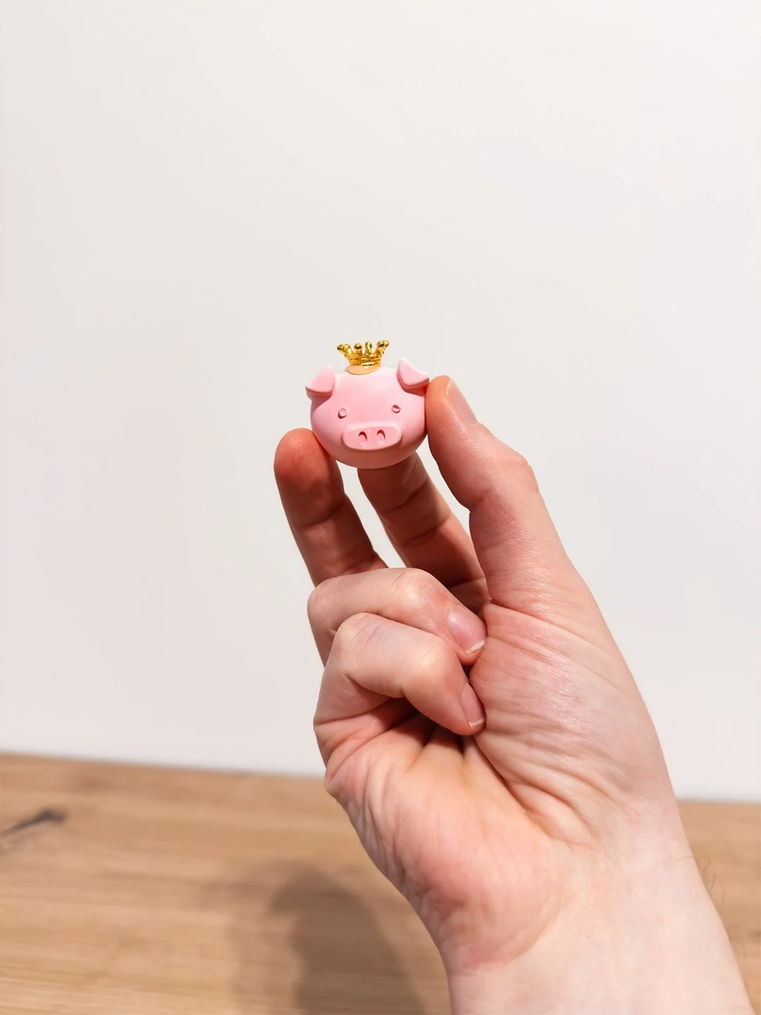 Prinzessin Trüffelgold – rosa Raysin-Schwein mit goldenem Krönchen – handgegossen