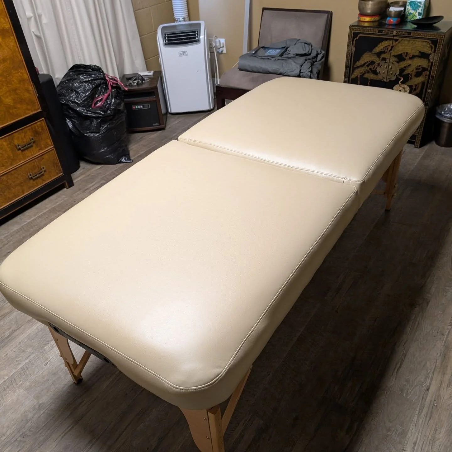 More than just gym equipment! Another one site upholstery repair complete. This massage table needed some serious TLC! Massive thanks to @twrva for trusting me with this process! 

#upholstery #onsiteservice