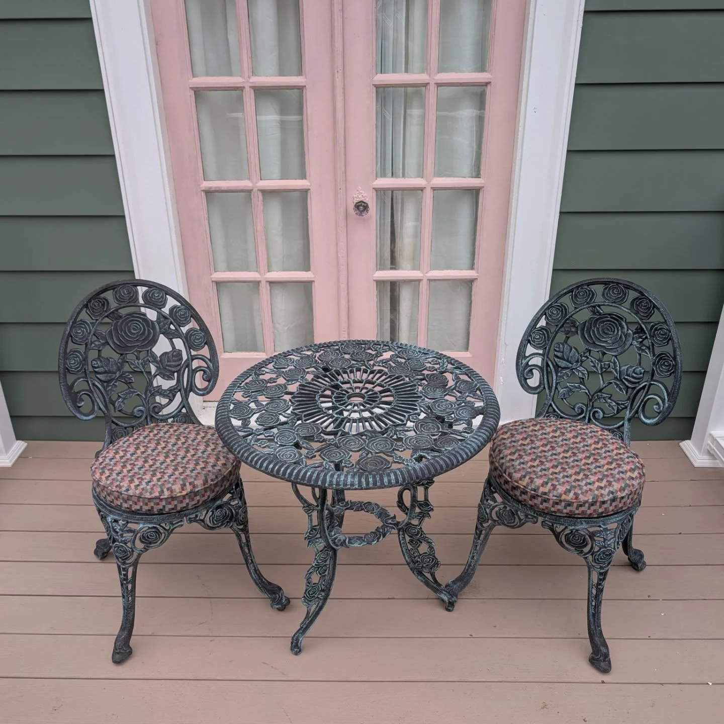 Making porches more comfortable one seat at a time

#upholstery #cushion #handmadeinrva