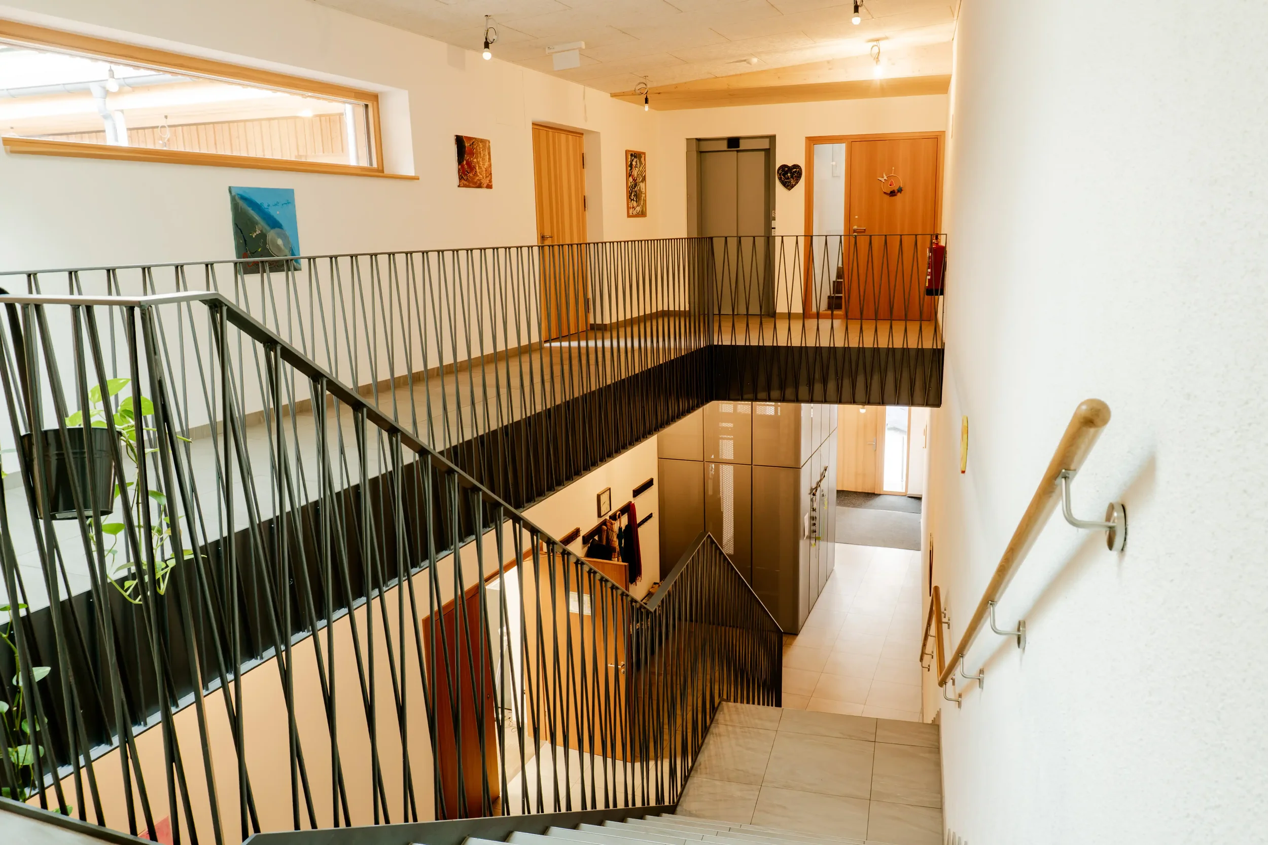 Stiegenhaus im H14 Wohnhaus in Schrems, vollbetreutes Wohnen für Klienten mit psychischen Beeinträchtigungen