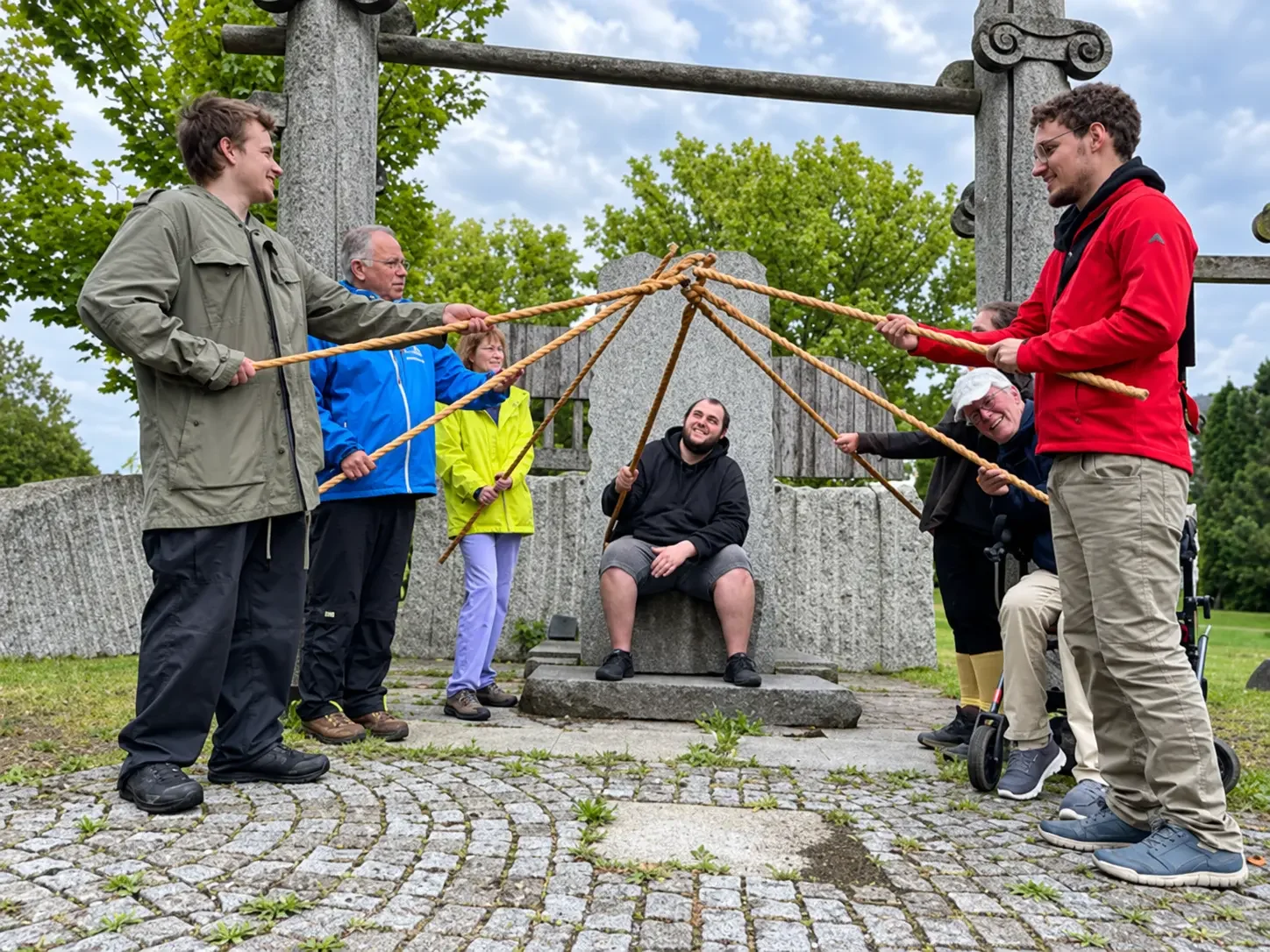 Klient:innen und Begleitpersonen der IGZ bei einer gemeinsamen Aktivität im Skulpturenpark des Kunstmuseums Waldviertel