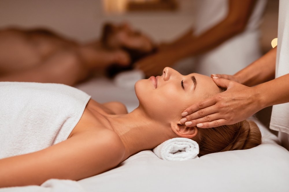 Femme recevant un massage spa dans un centre de bien-être.