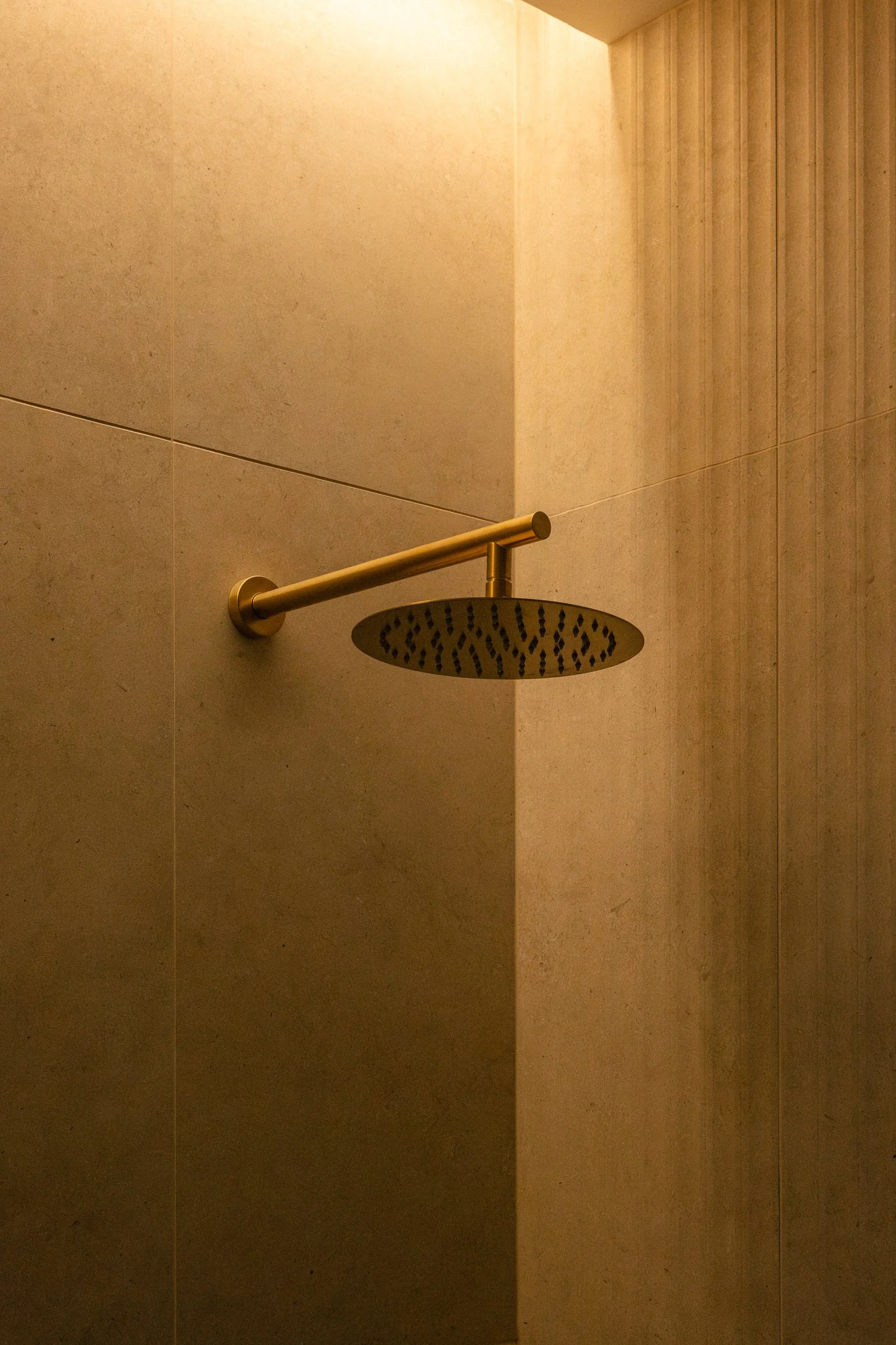 Douches avec une rampe en métal, murs en carrelage beige.  Spa Beroa.