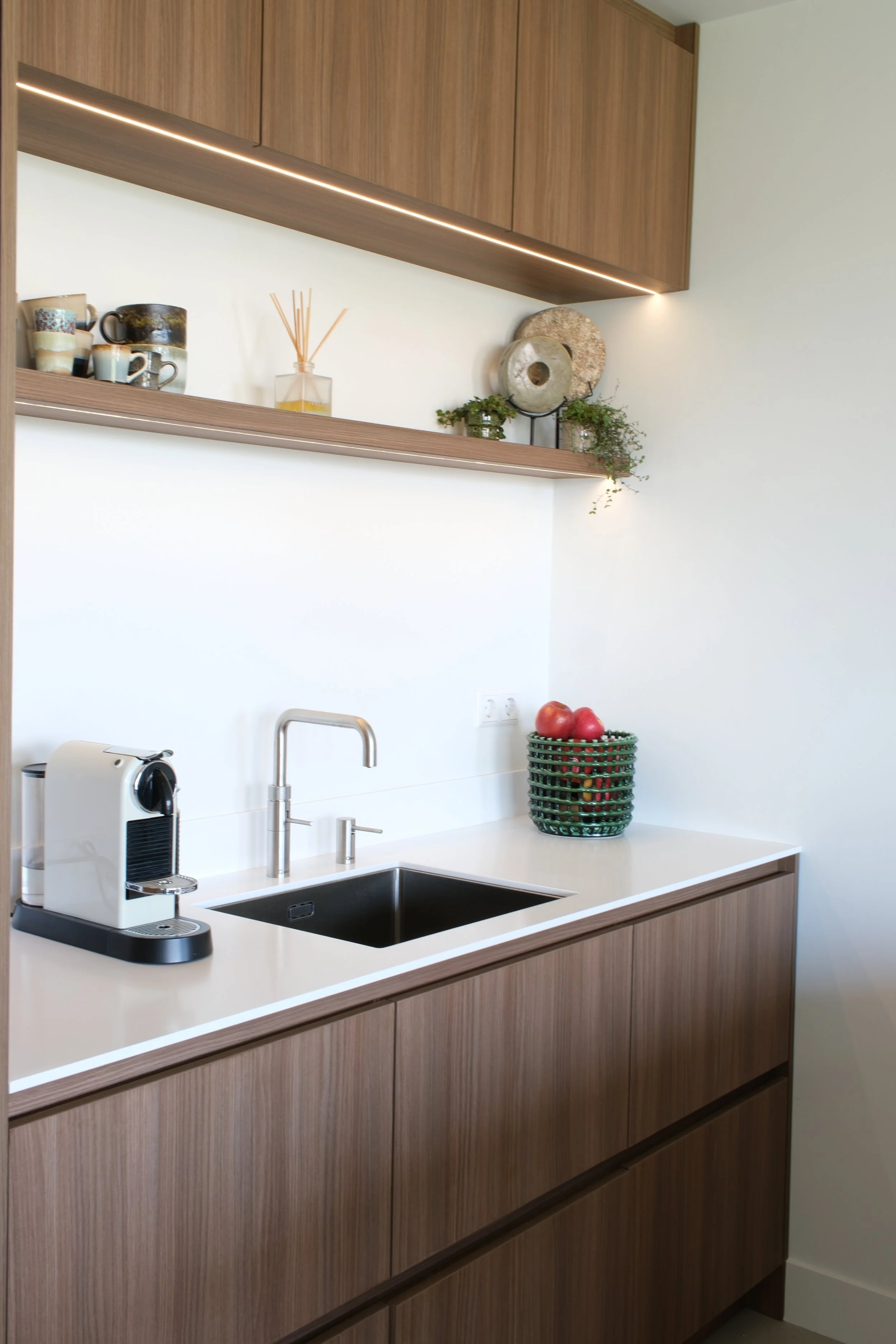 Werkblad met spoelbak en open plank met ledverlichting – maatwerk keuken KragtenStudio