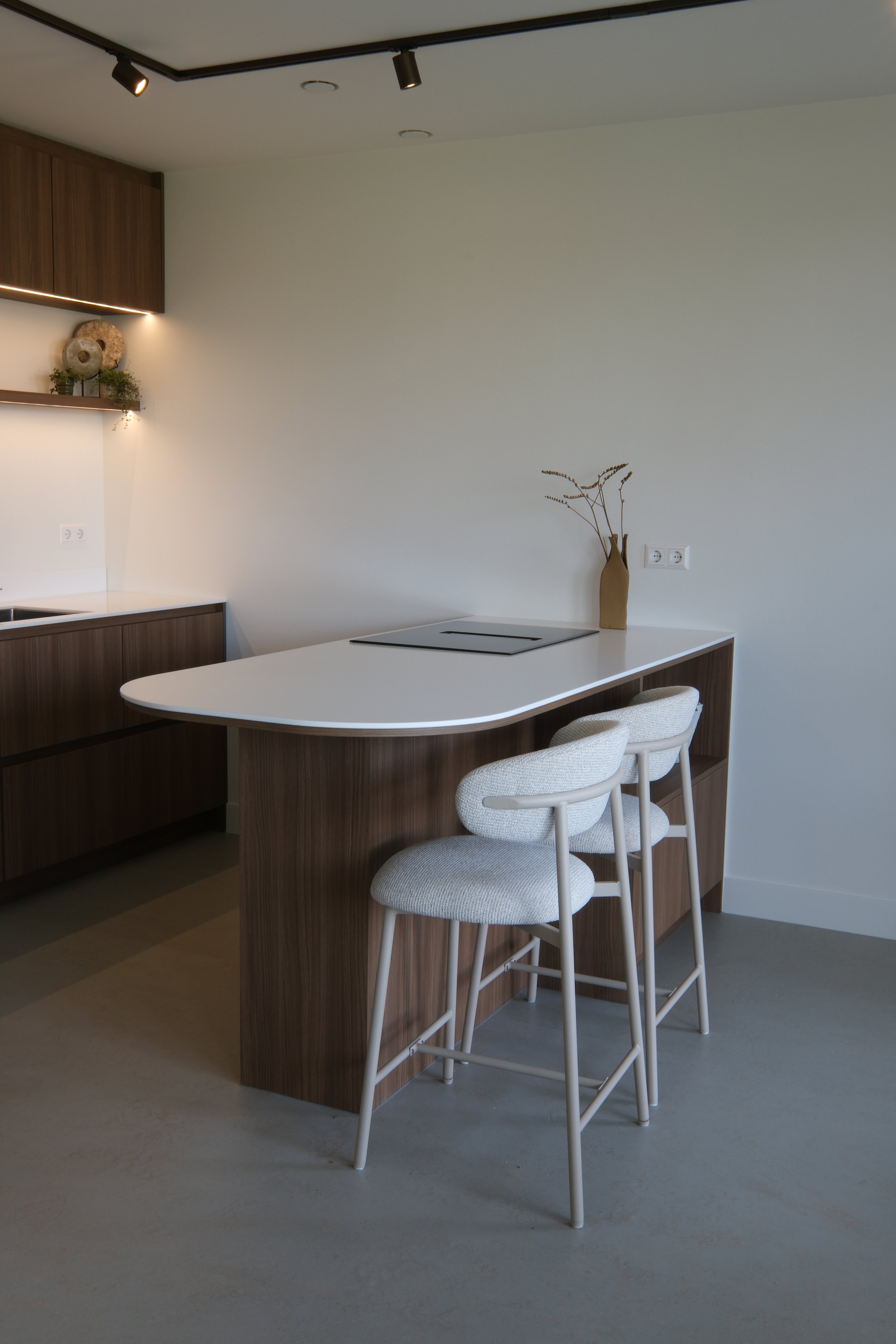 Maatwerk keuken met afgeronde bar in Decolegno – KragtenStudio