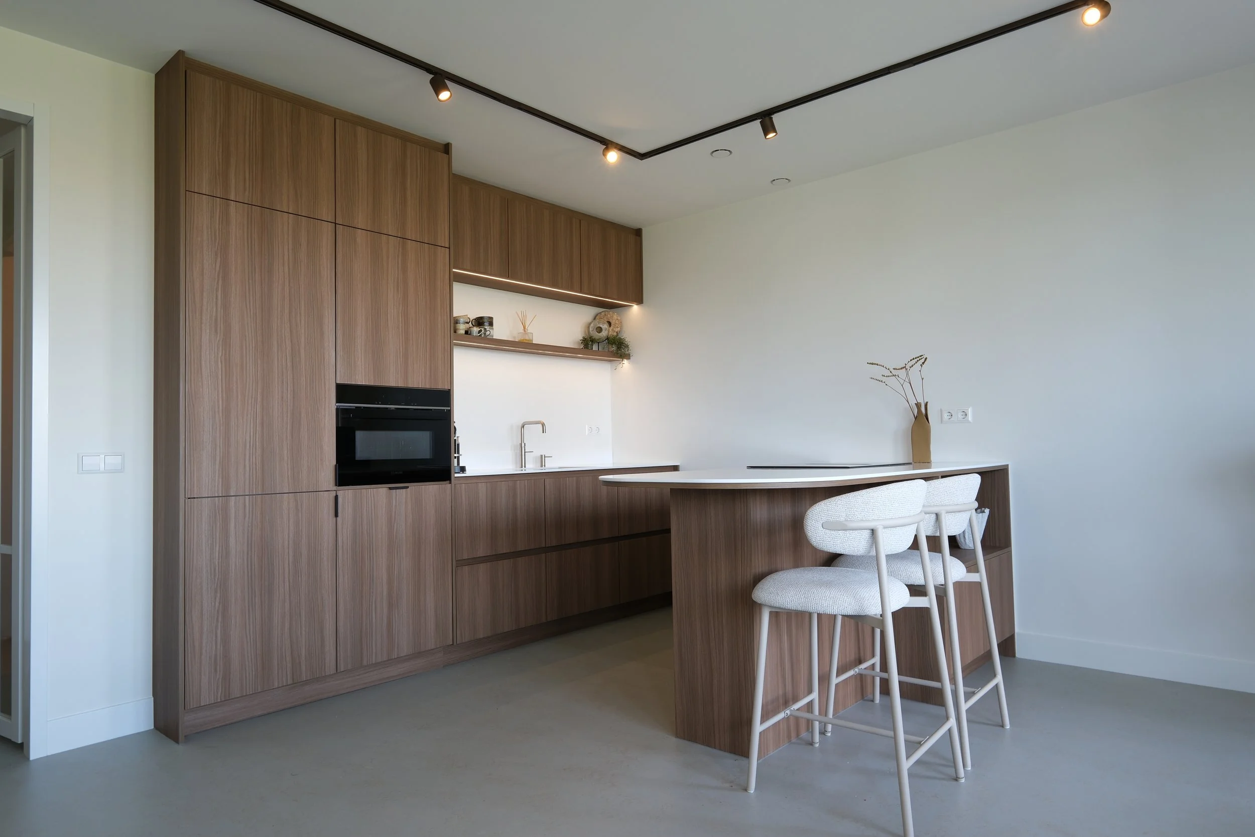 Maatwerk keuken in Decolegno met hoge kastenwand en afgeronde bar – KragtenStudio