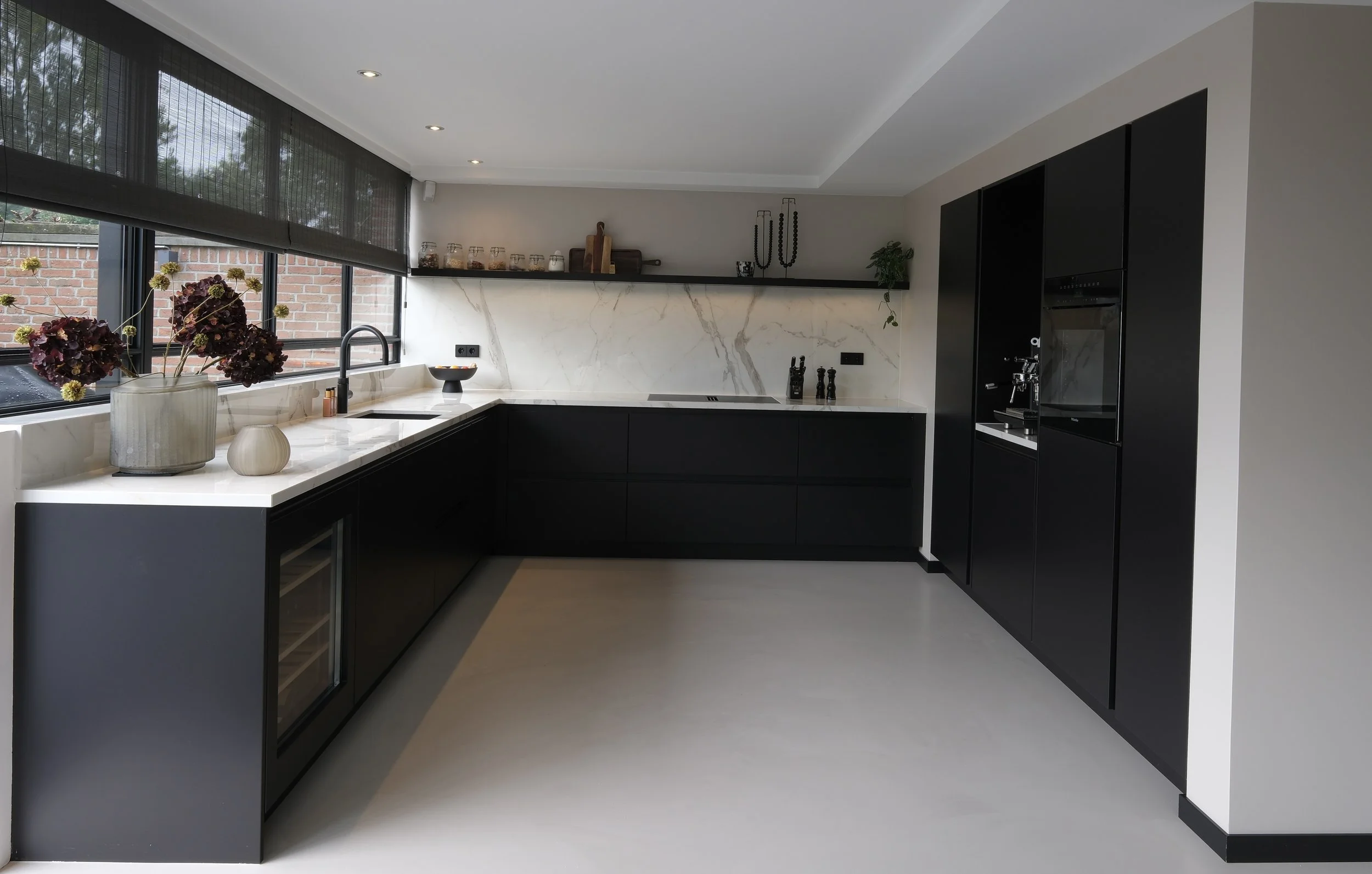 Matzwarte maatwerk keuken met wit Dekton blad in Harmelen – KragtenStudio