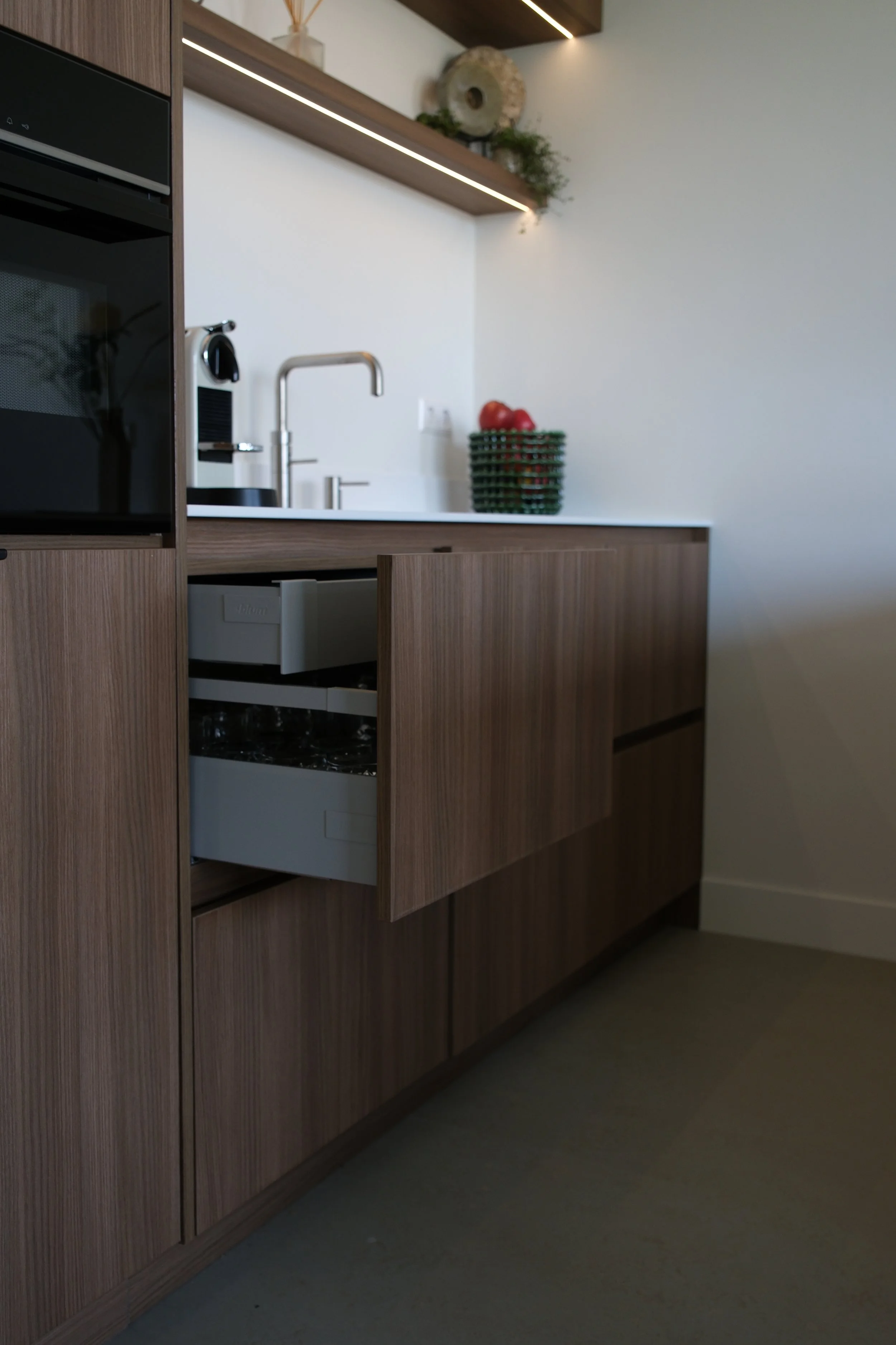 Keukenkasten met greeploze lades in Decolegno – KragtenStudio