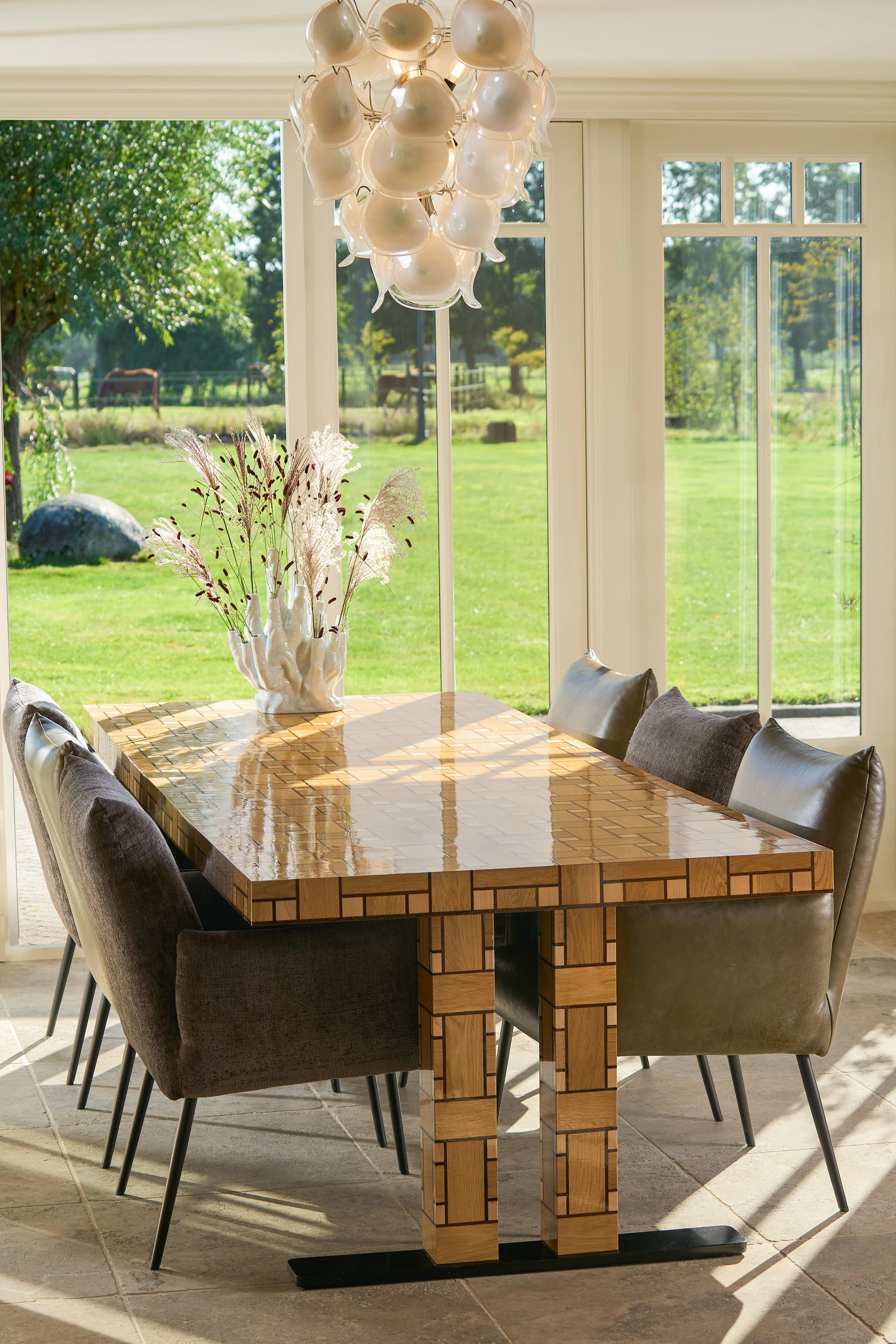 Tressé-eettafel van KragtenStudio in een lichte eetkamer