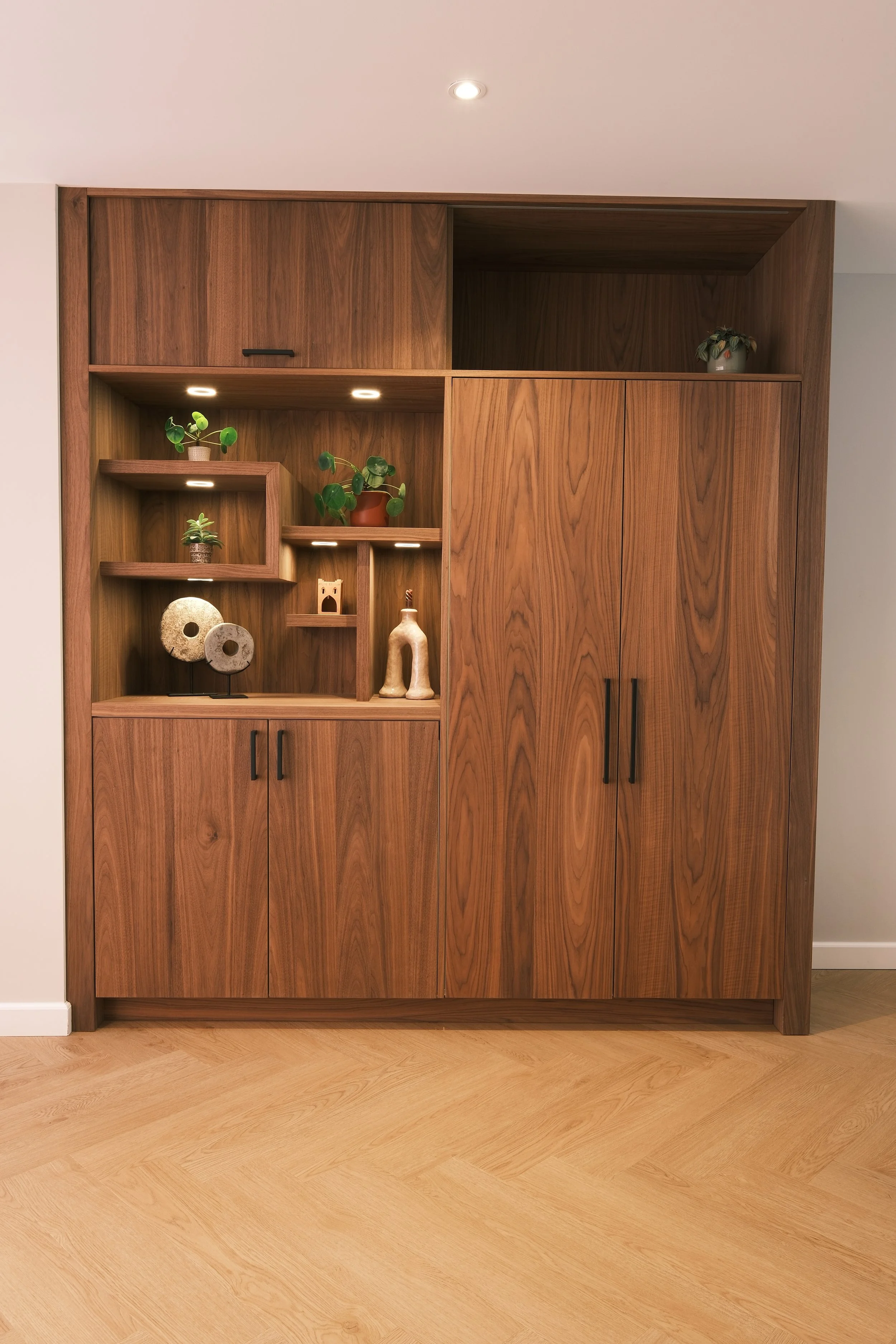 Maatwerk kastenwand in notenhout fineer – KragtenStudio