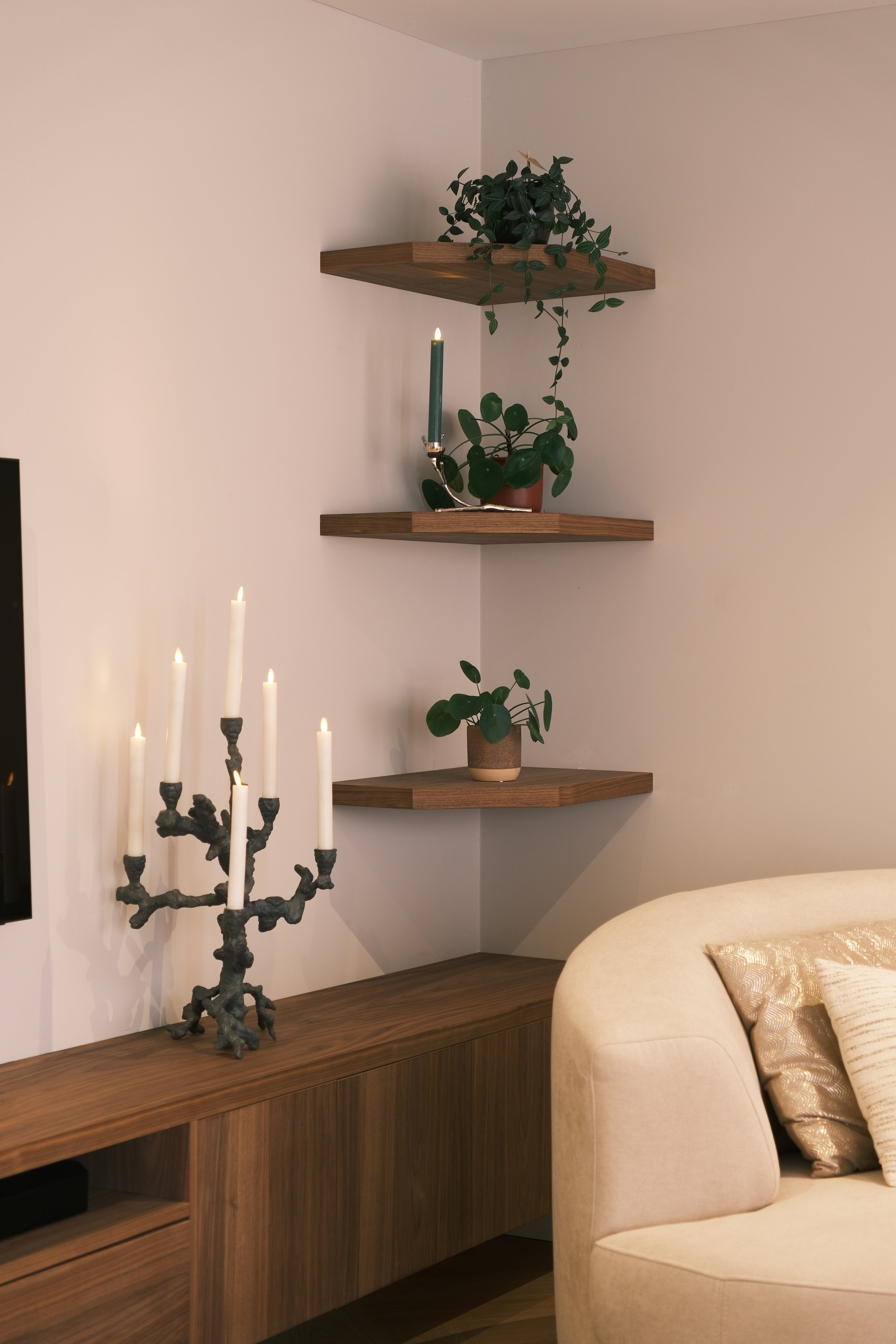 Wandplanken in notenhout in de hoek van de woonkamer – KragtenStudio