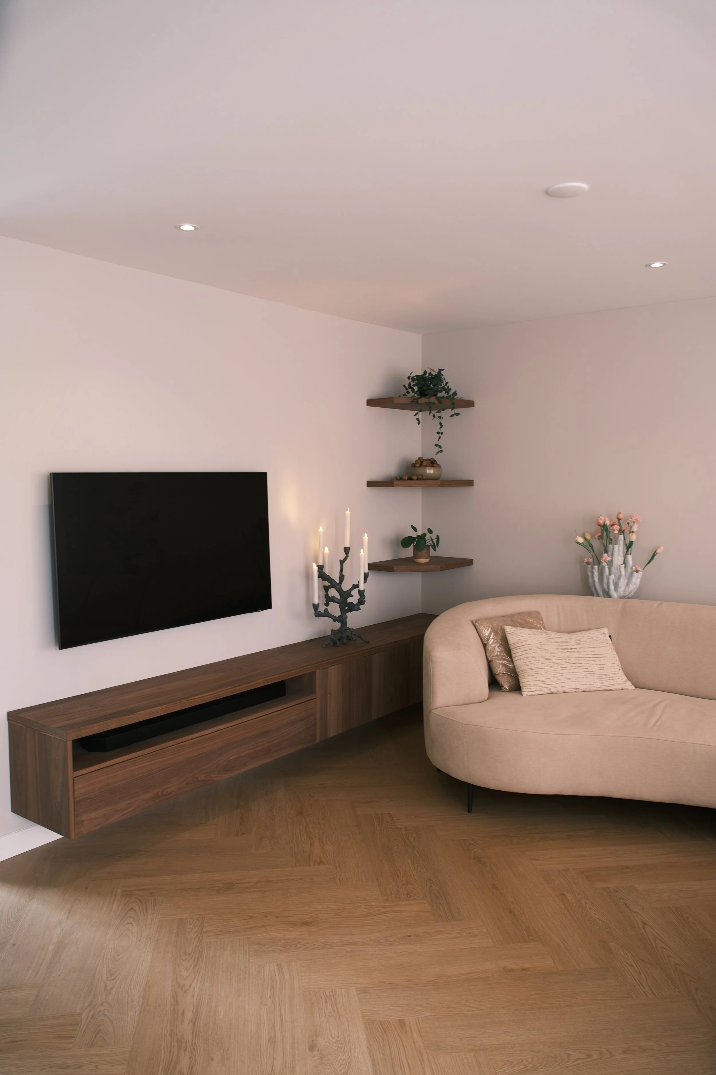 Tv-meubel en wandplanken in notenhout fineer – KragtenStudio