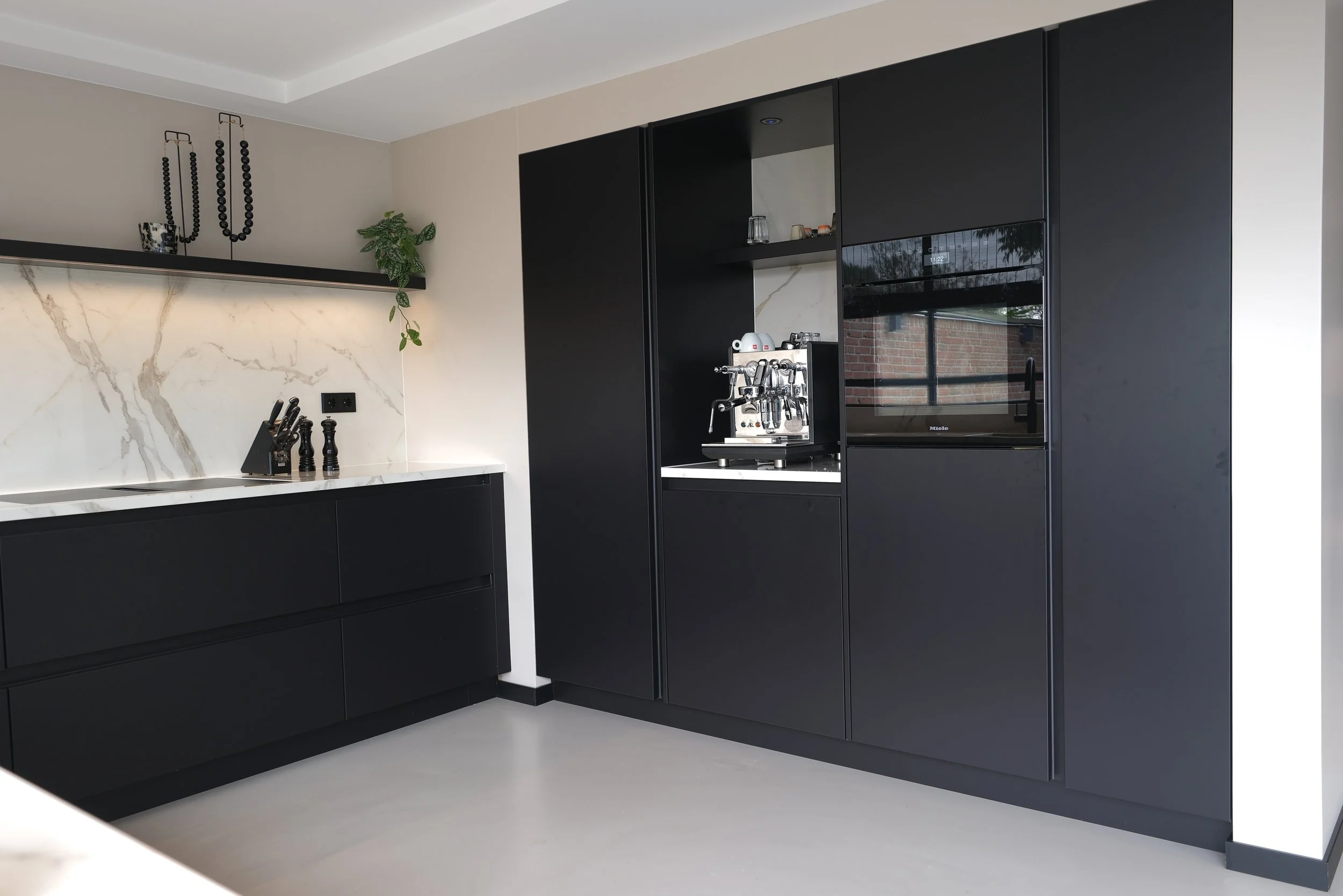 Hoge kastenwand met Miele-apparatuur en koffienis – KragtenStudio