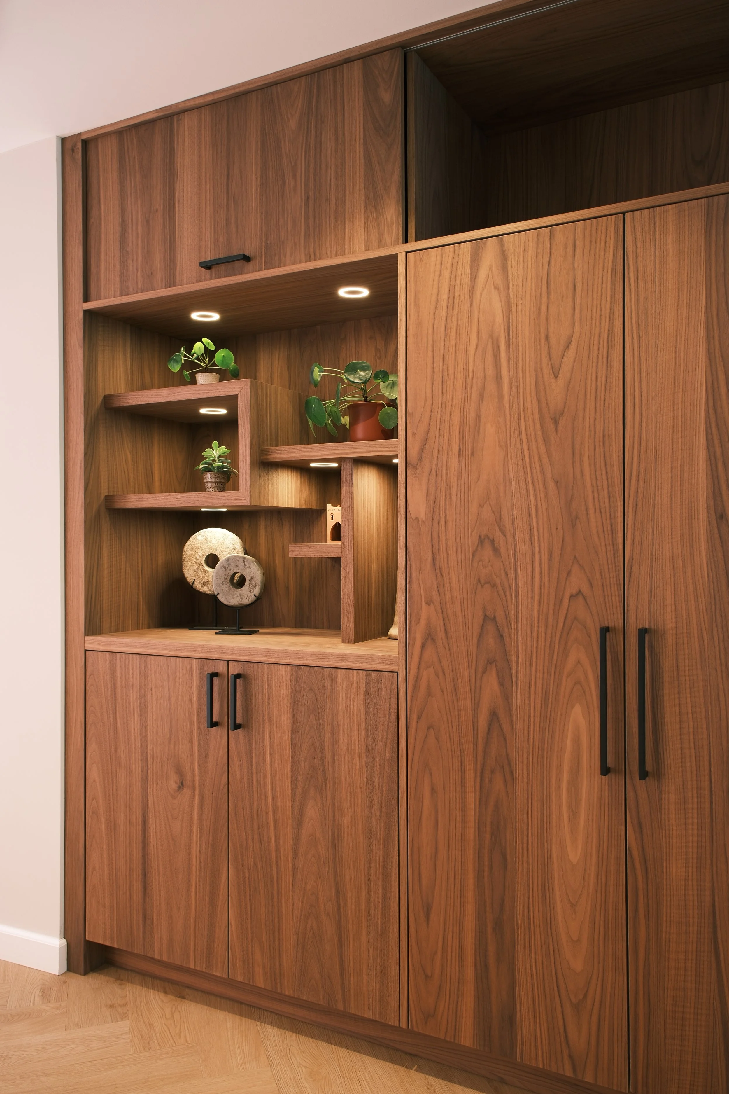 Vakkenkast in notenhout met verspringende vakken – KragtenStudio