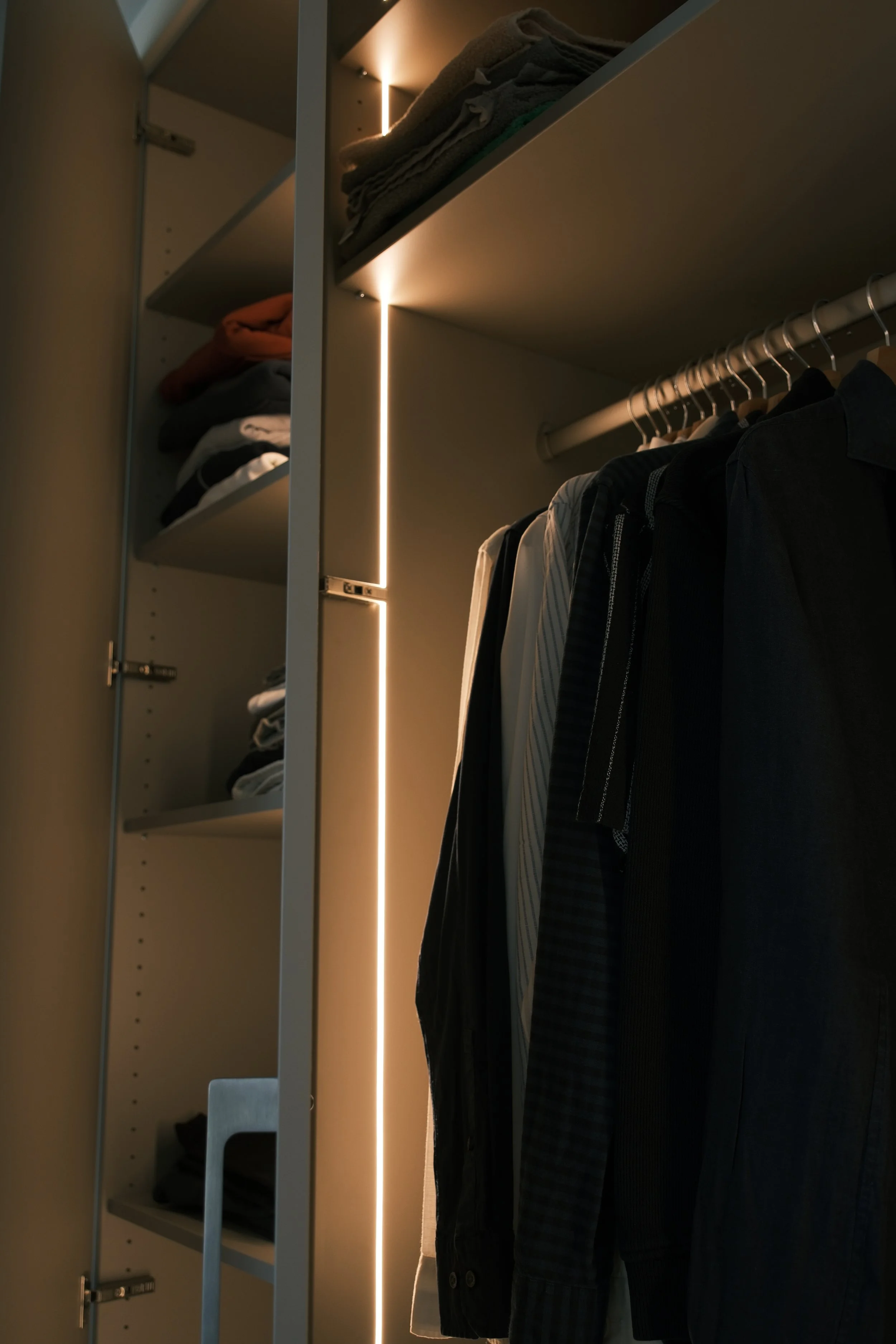 Garderobekast met geïntegreerde ledverlichting – KragtenStudio