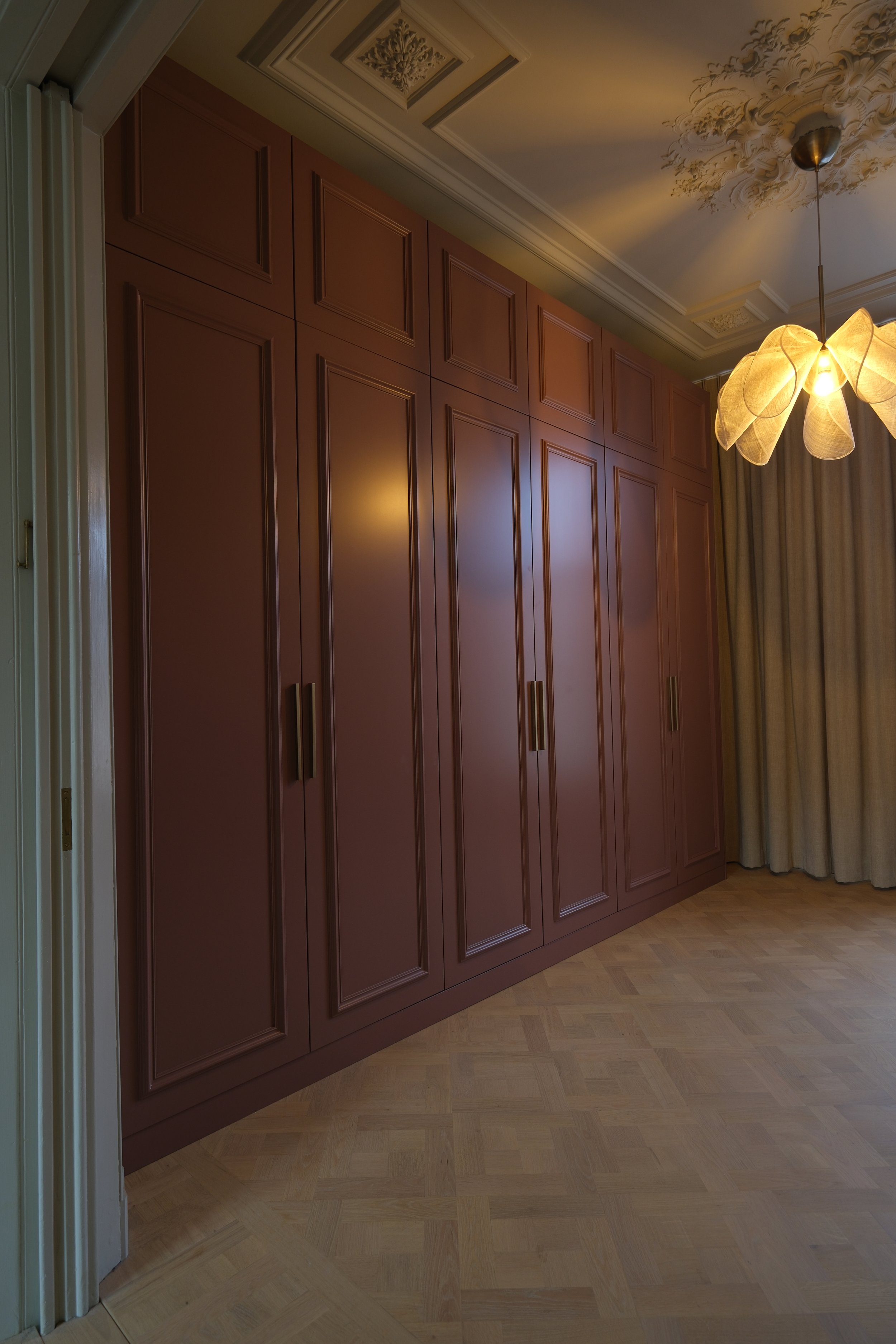 Kastenwand met paneeldeuren in oudroze in een herenhuis in Leiden – KragtenStudio