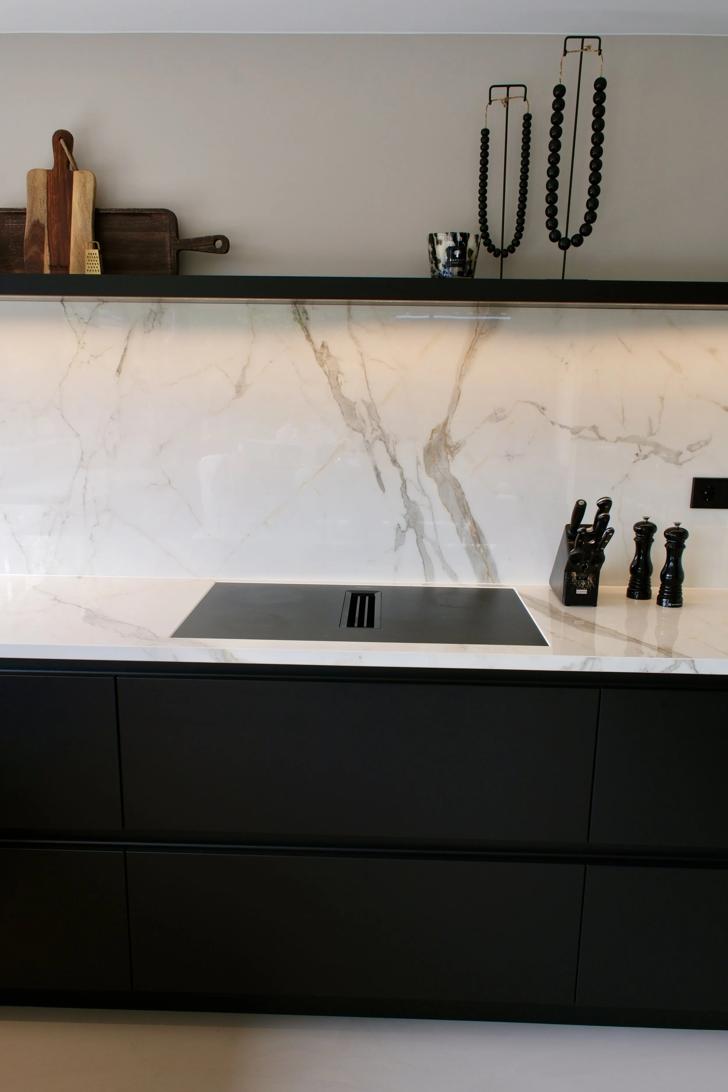 Kookplaat met Dekton blad en achterwand in marmerlook – KragtenStudio