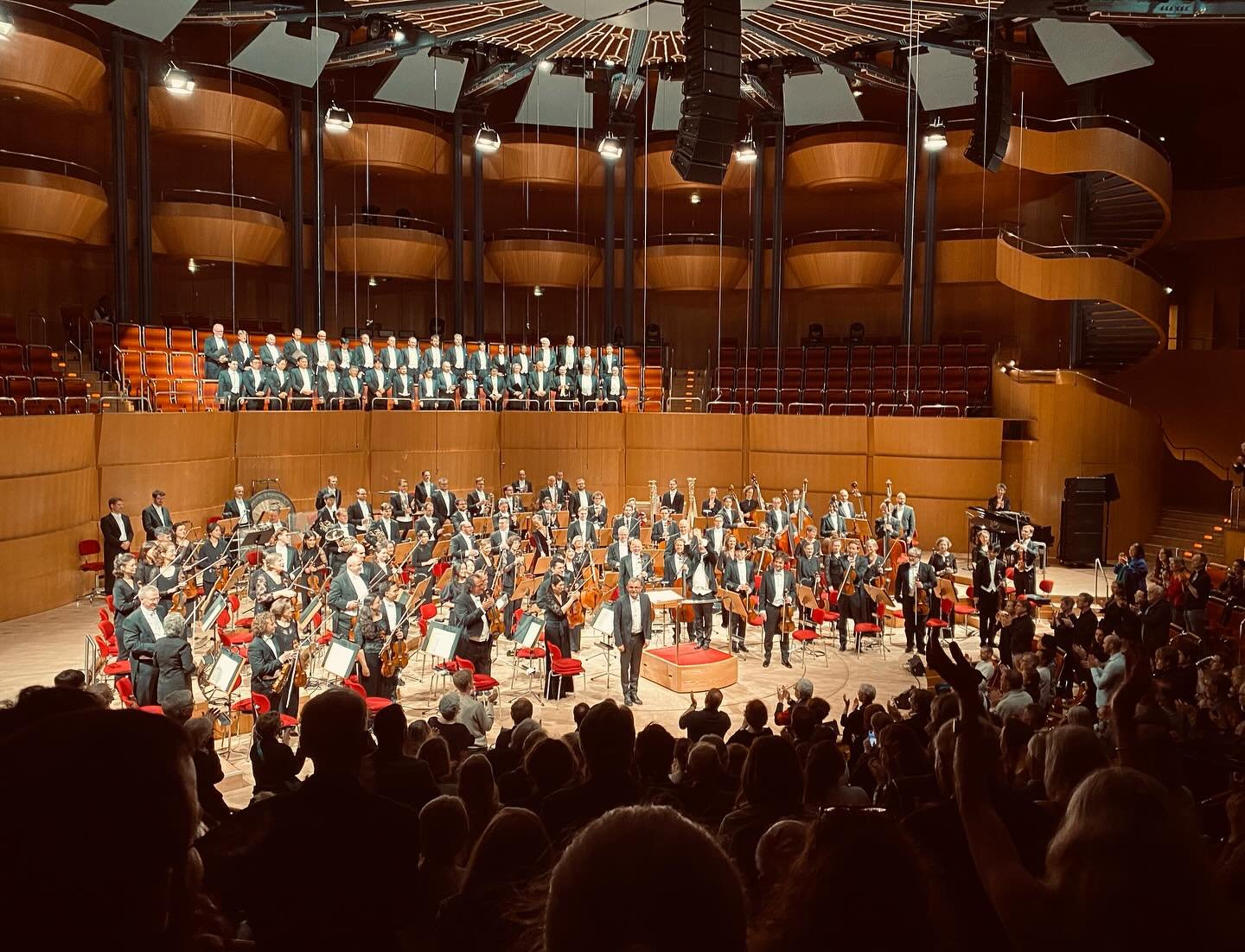 Standing ovations in tonight&rsquo;s concert! This time I got to be &ldquo;on the other side&rdquo;, listening to G&uuml;rzenich orchestra in Cologne Philharmonie. The new chef conductor Andr&eacute;s Orozco-Estrada is officially starting at the begi