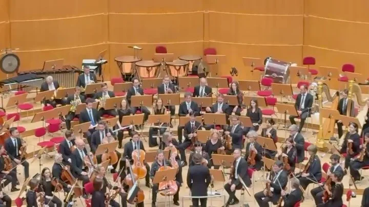 The last concert of the season is already a few days away. It was really nice that so many people came to listen, including my lovely children ☺️ we played three short concerts one after the other and I got to play one of my favorite flute solos ❤️ e