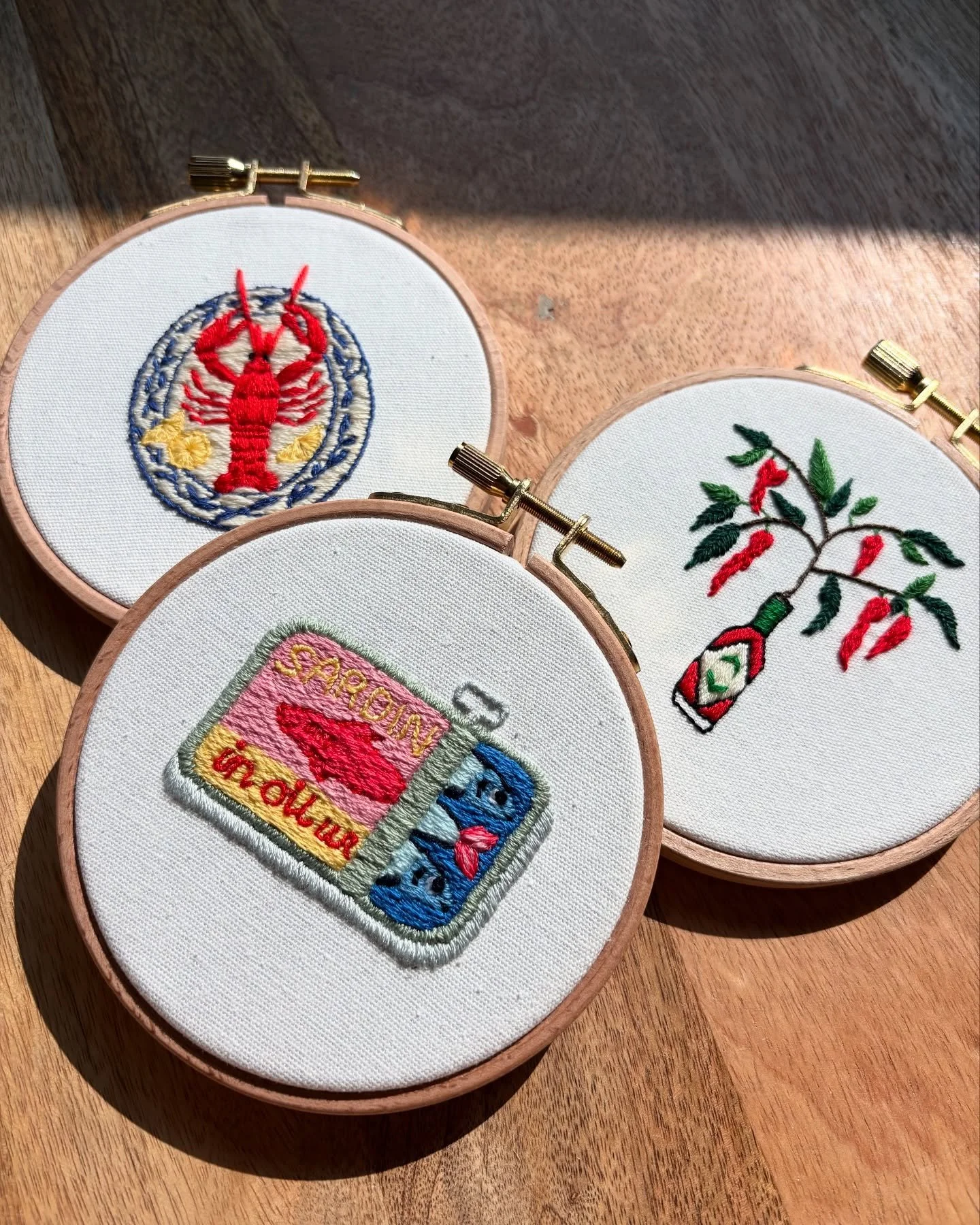 These summertime embroidery kits are too cute from @stitchedupkits 

Working my way through the mini Italian Collection, just one more left!
.
.
.
#sewsarah #embroidery #stitching #italianvibes #sardines #lobster #freelancecreative #freelancedesigner