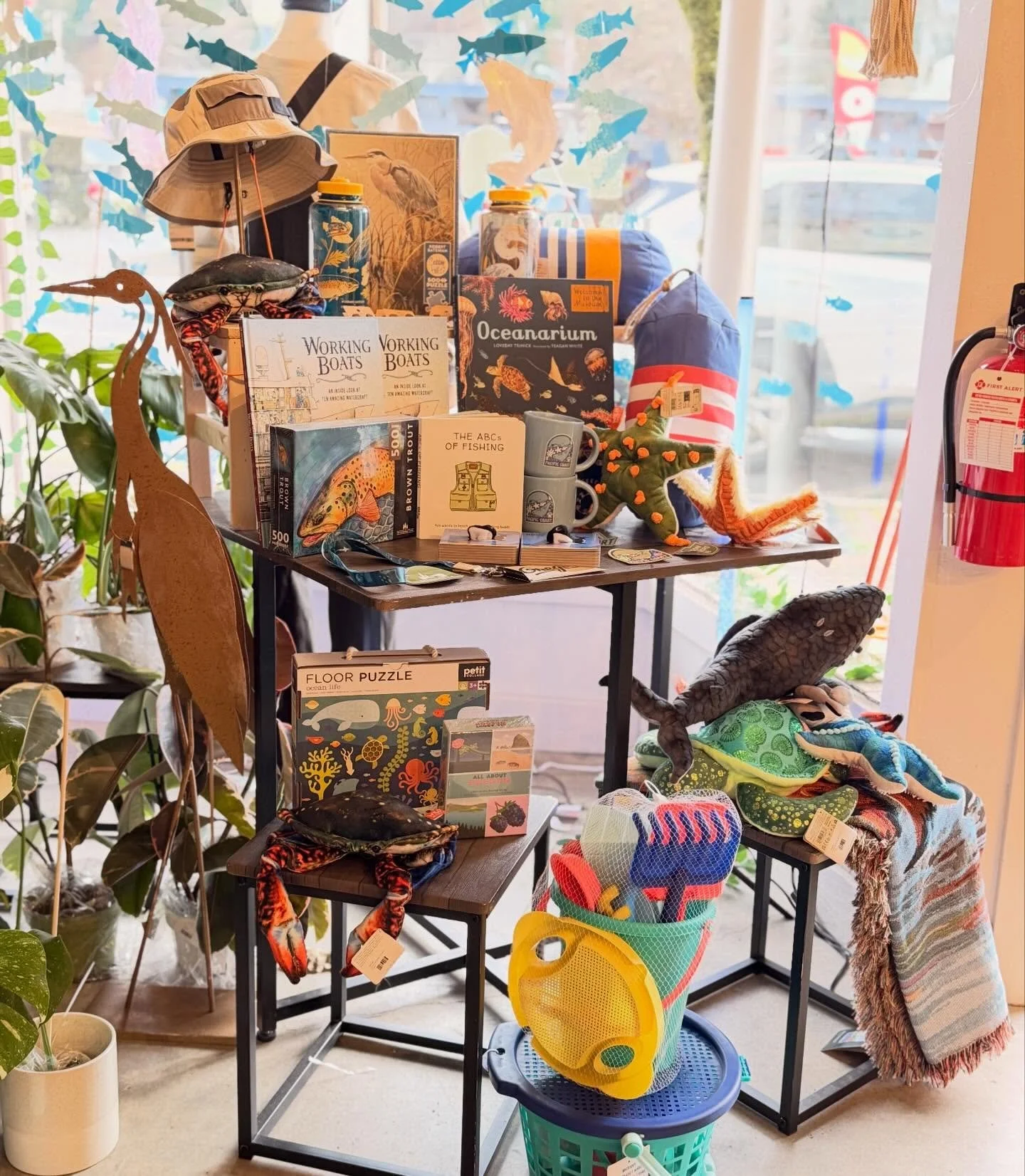 Sometimes the coast follows you home.
A few ocean-inspired pieces around the shop that remind us of tidepools, driftwood, and salty air.