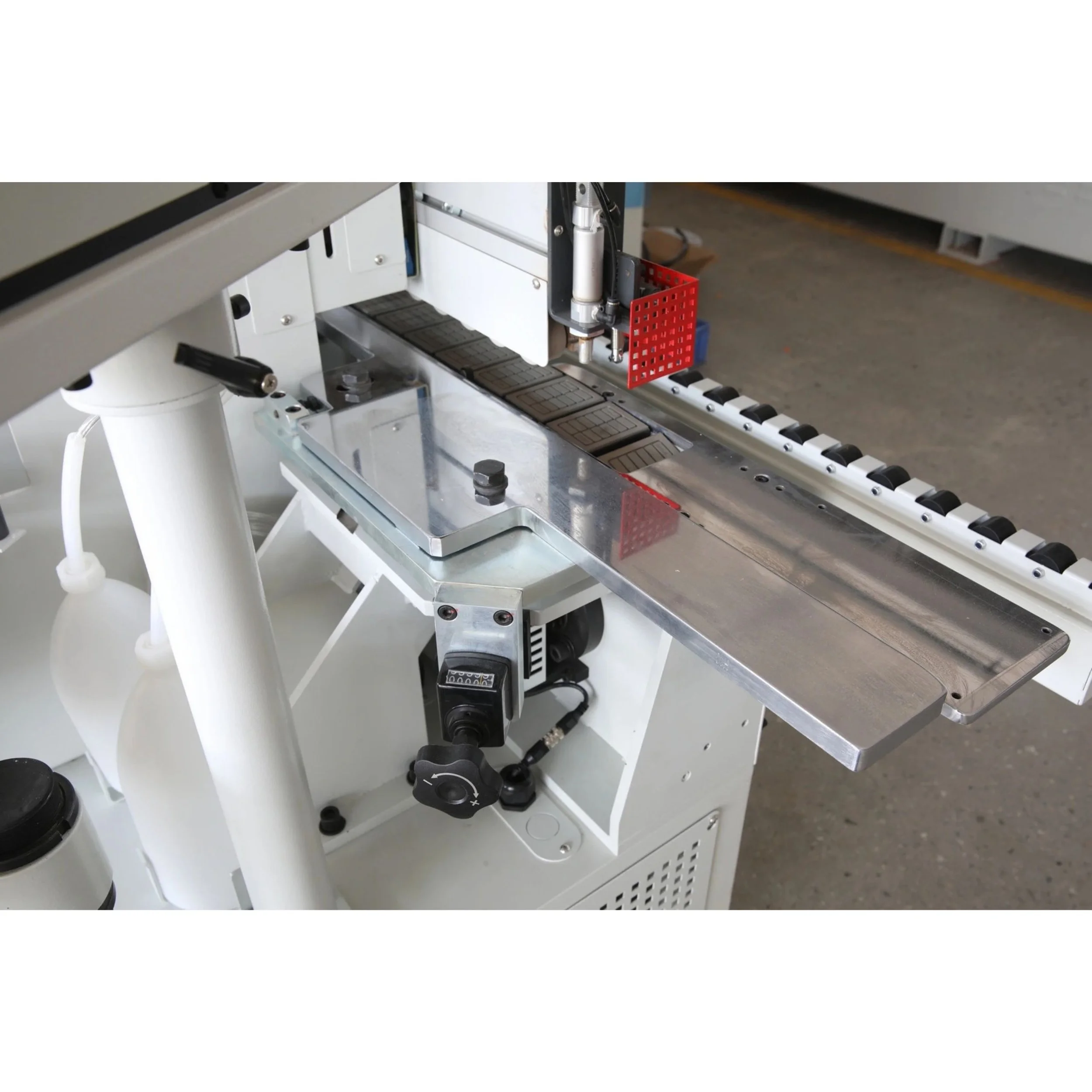 Adjustable pre-milling infeed fence