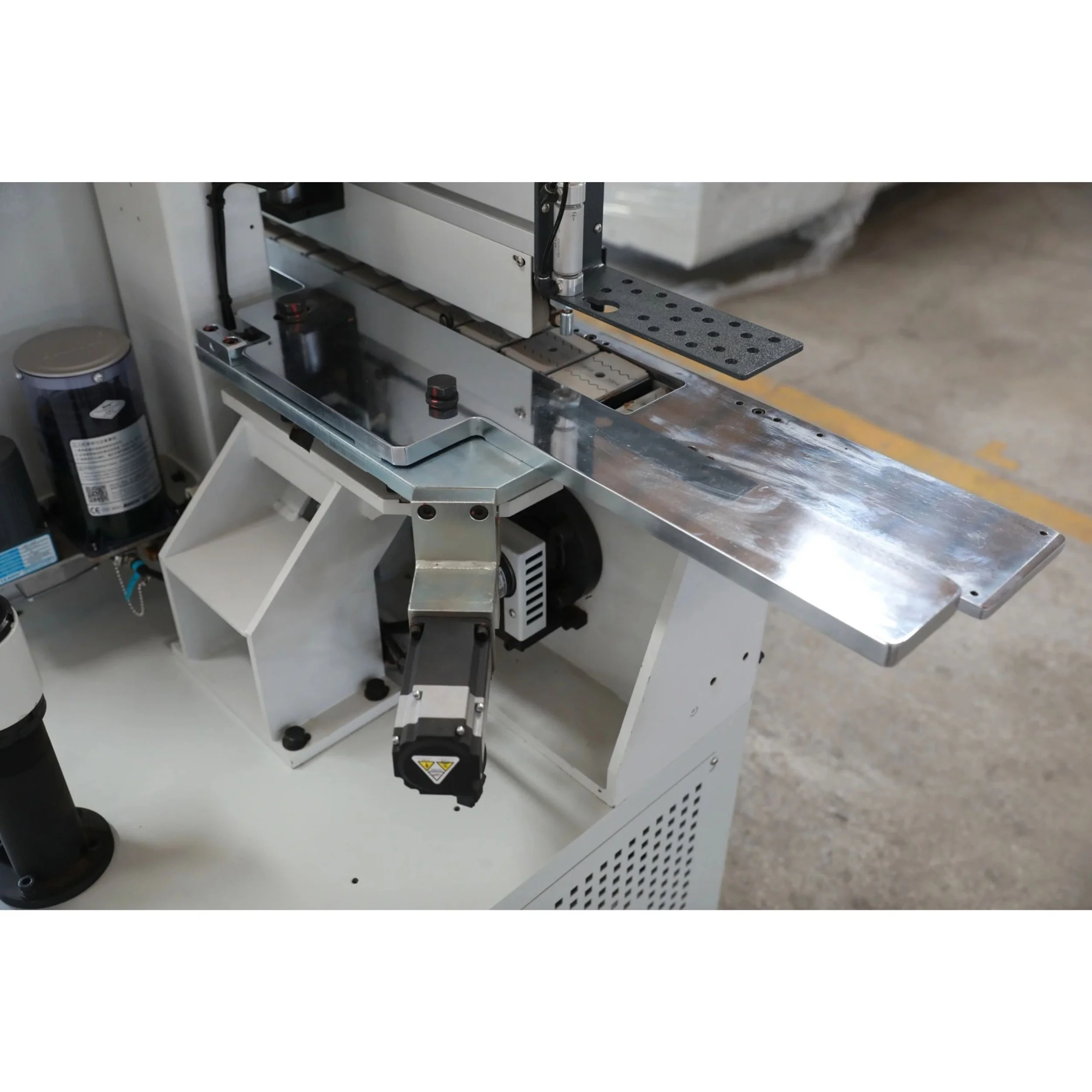 Servo-positioned infeed fence