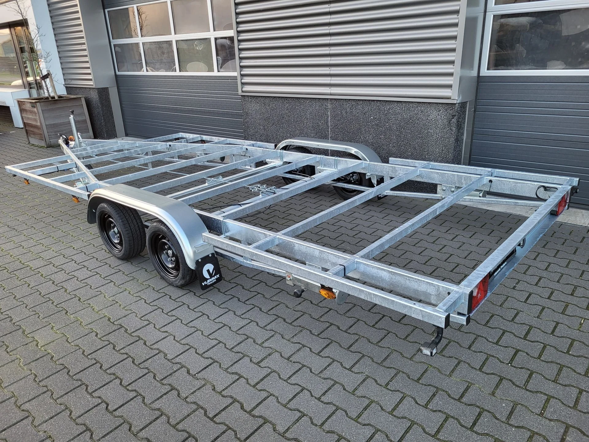 Tiny house 420 trailer 1×1800 kg2.jpg