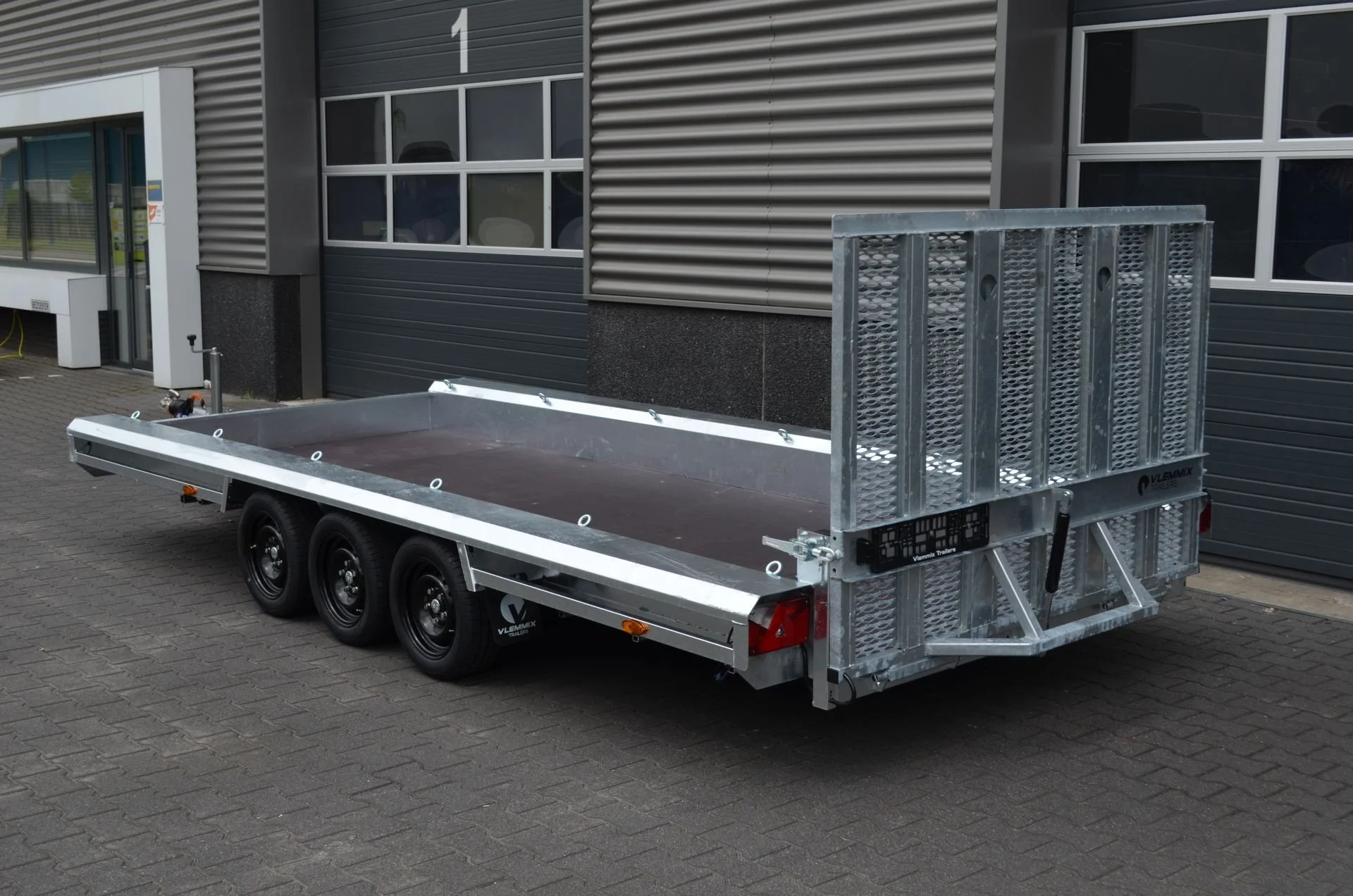Machine transporter 4.8m x 1.8m – 3x1350kg2.jpg