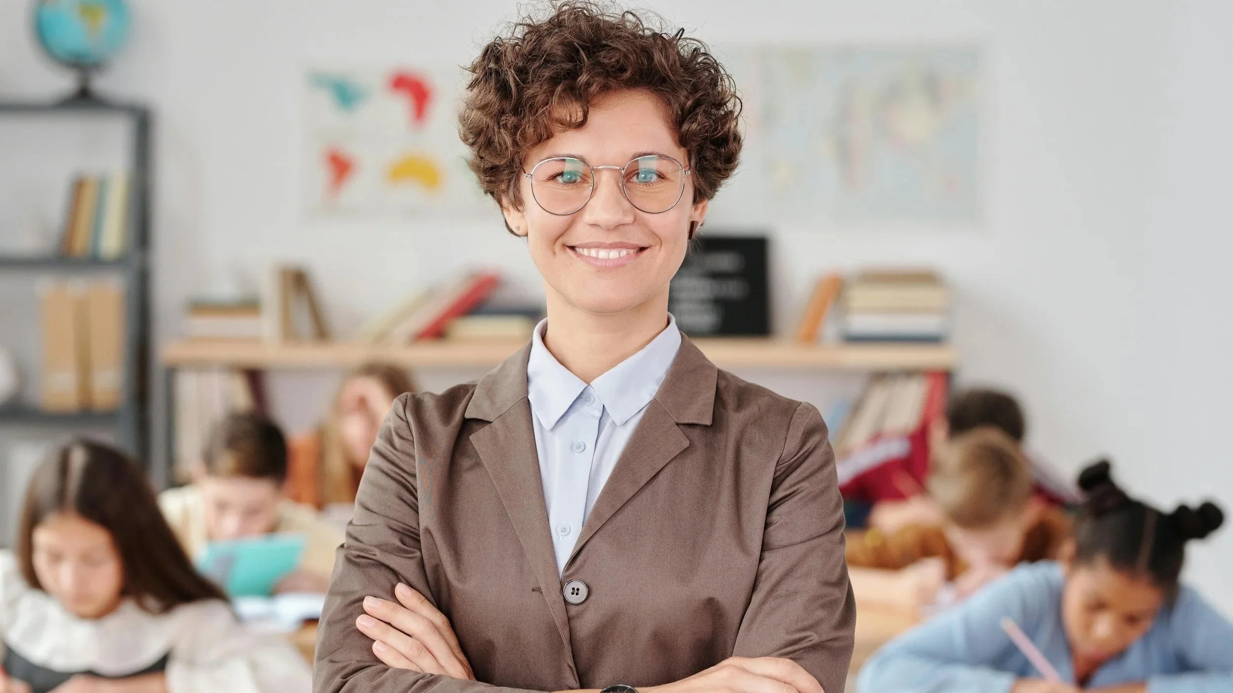 Experienced tutor teaching students in classroom setting