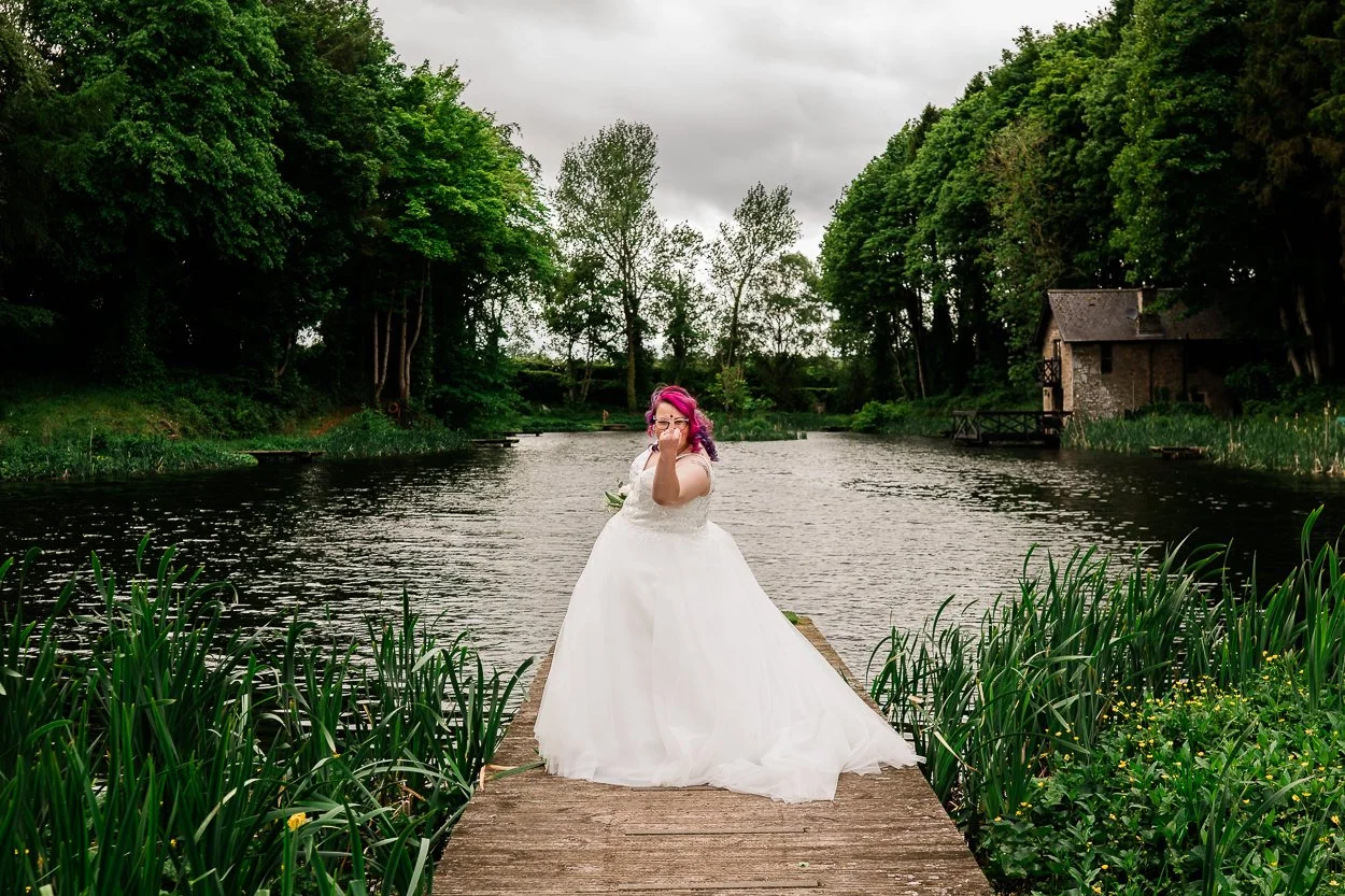 Bride-sticking-the-middle-finger-up-at-camera