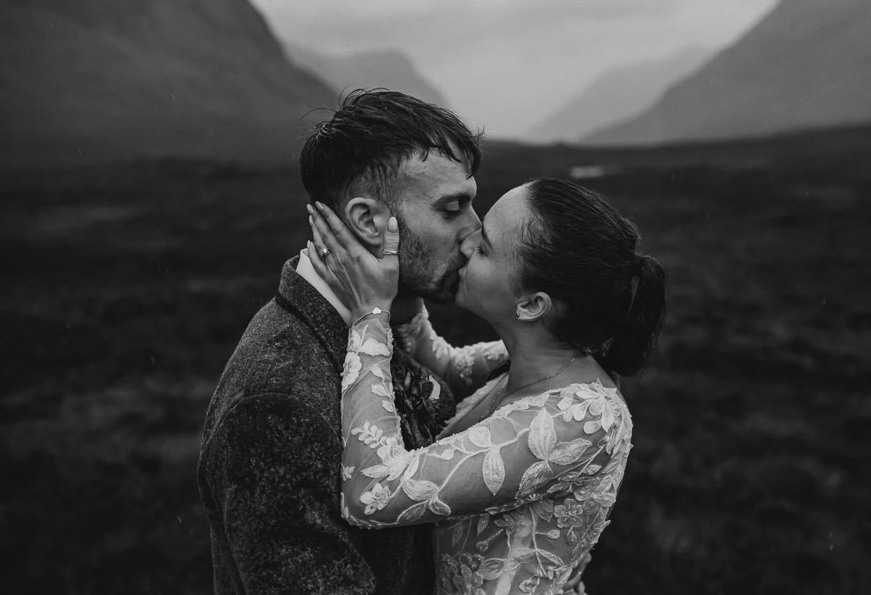 Black-and-white-image-of-bride-and-groom-kissing-at-Glencoe-wedding