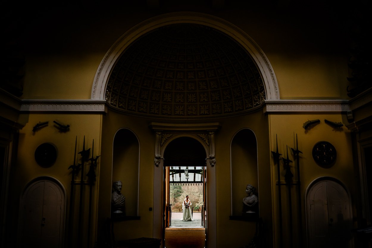 Dramatic-bride-arrival-at-Inveraray-Castle