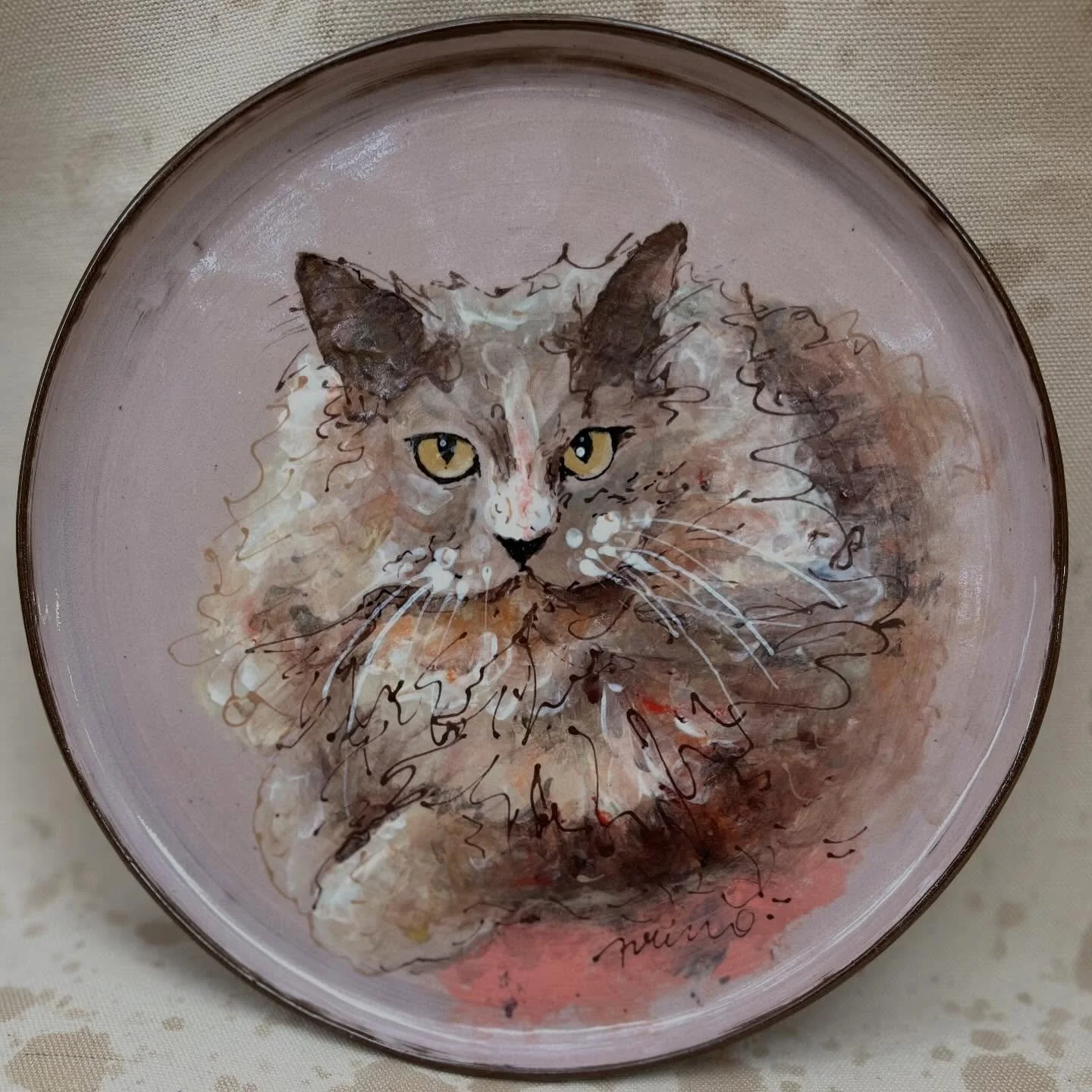 &ldquo;Tanhee&rdquo; what a beautiful cat! 🤎🩶🤍🤎🤍🩶
너 너무 멋진거 아니니 탄희야?! 

#DMmeforcommission
#주문제작합니다DM주세요. 
#drawing
#cat
#pottery
#art