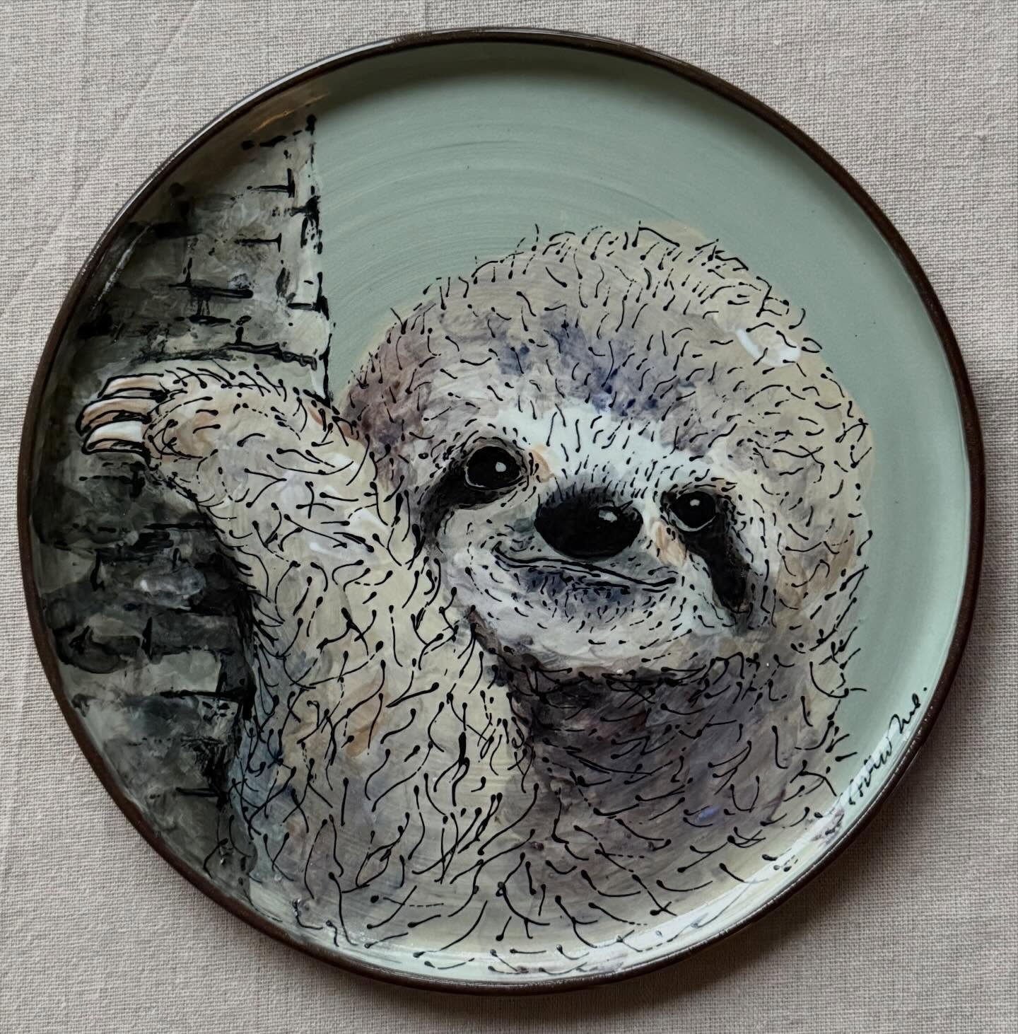 Animal plates series. Sloth 🦥. 

#plates
#drawing
#pottery