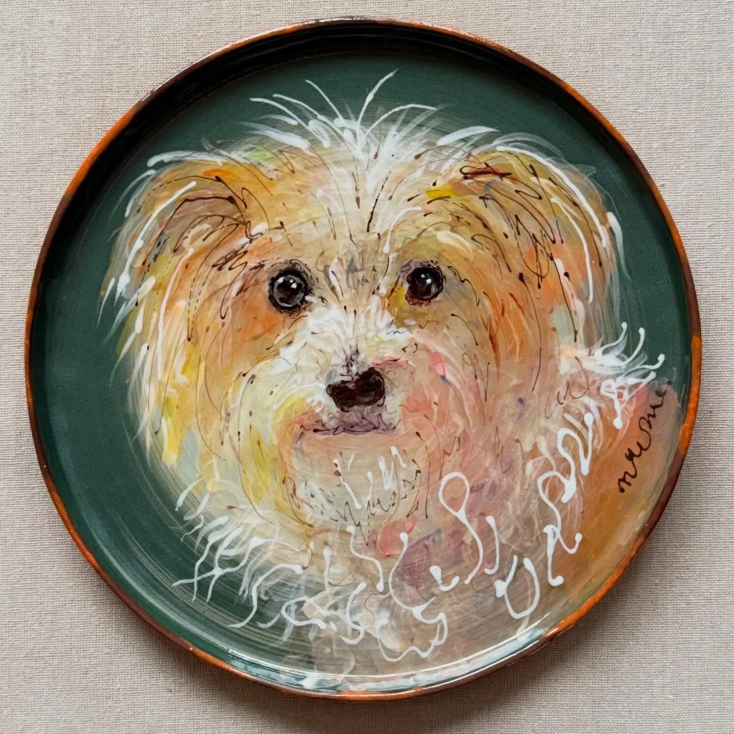 Another commission plate. Dark green background looks nice with white creamy beauty fur! 🤎💛🤍🧡🤎