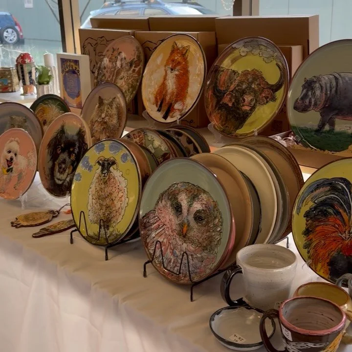 I had so much fun this weekend! I think I got a little too excited. 😆 
Talking with so many random people who liked my pieces, cheering each other on with our awesome pottery members, and seeing people loving with my work and take it home with big s