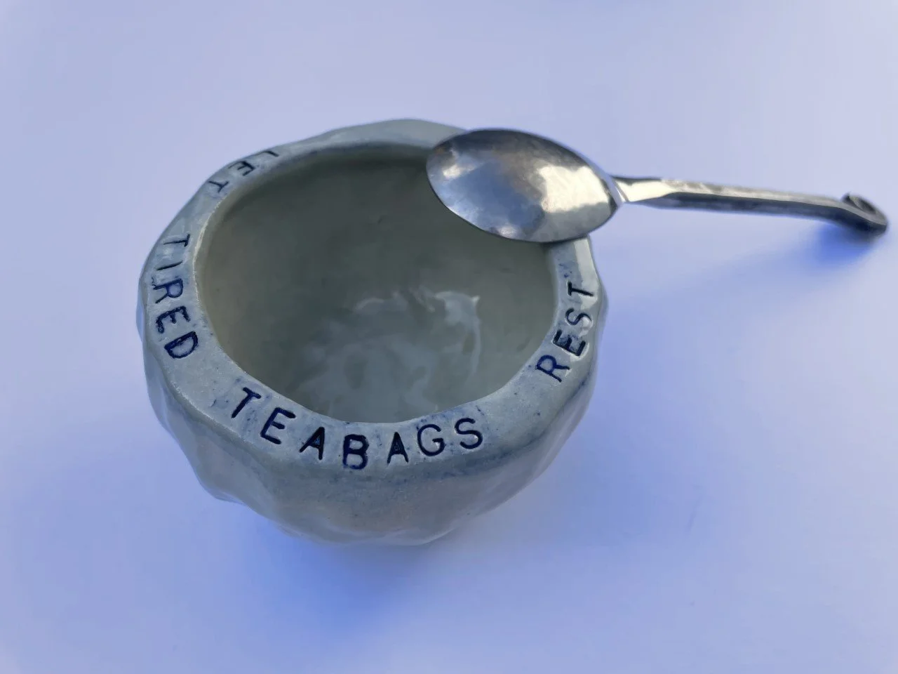"Let tired teabags rest". Handmade clay.
Teabag pot which can be personalised for your loved one as a gentle reminder to stay tidy!!!