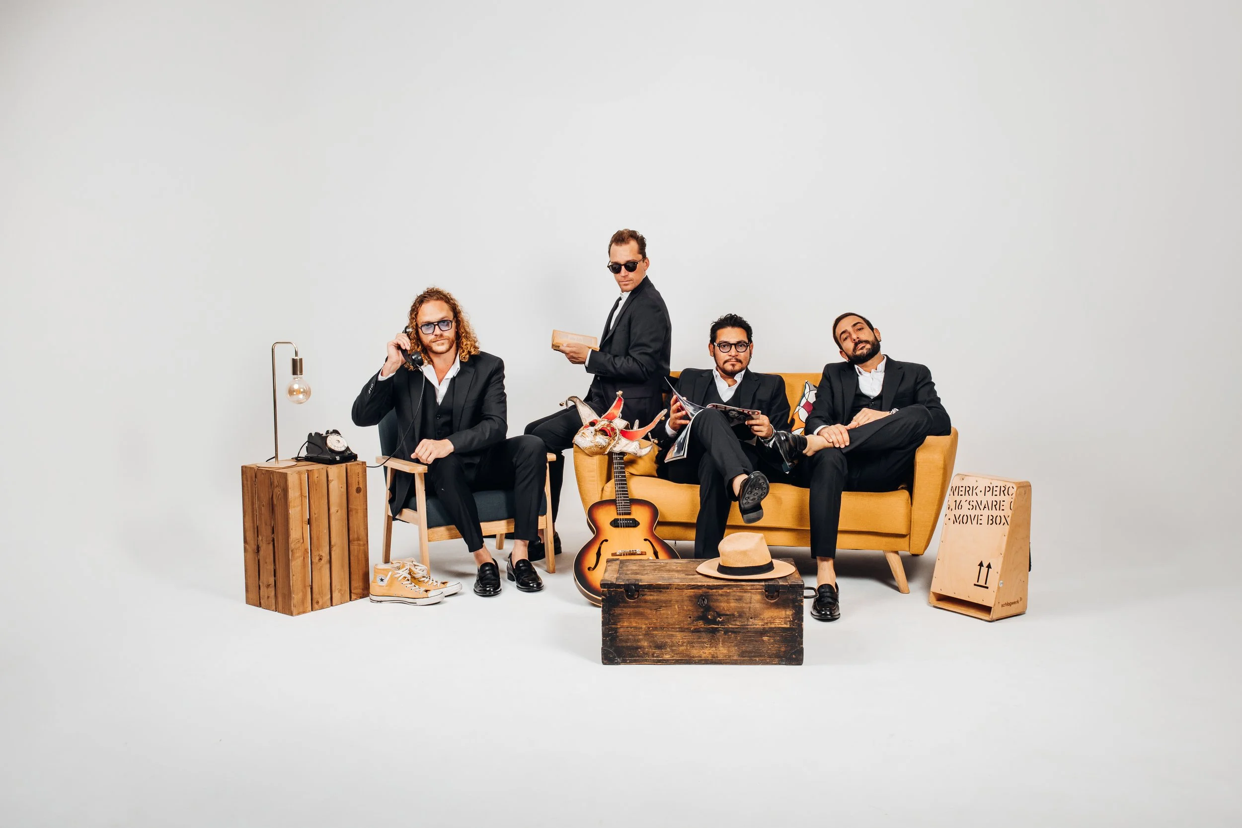 The Jesterz in an elegant studio portrait, a vocal-driven strolling band from Nice on the French Riviera known for harmonies and live music at weddings and events.