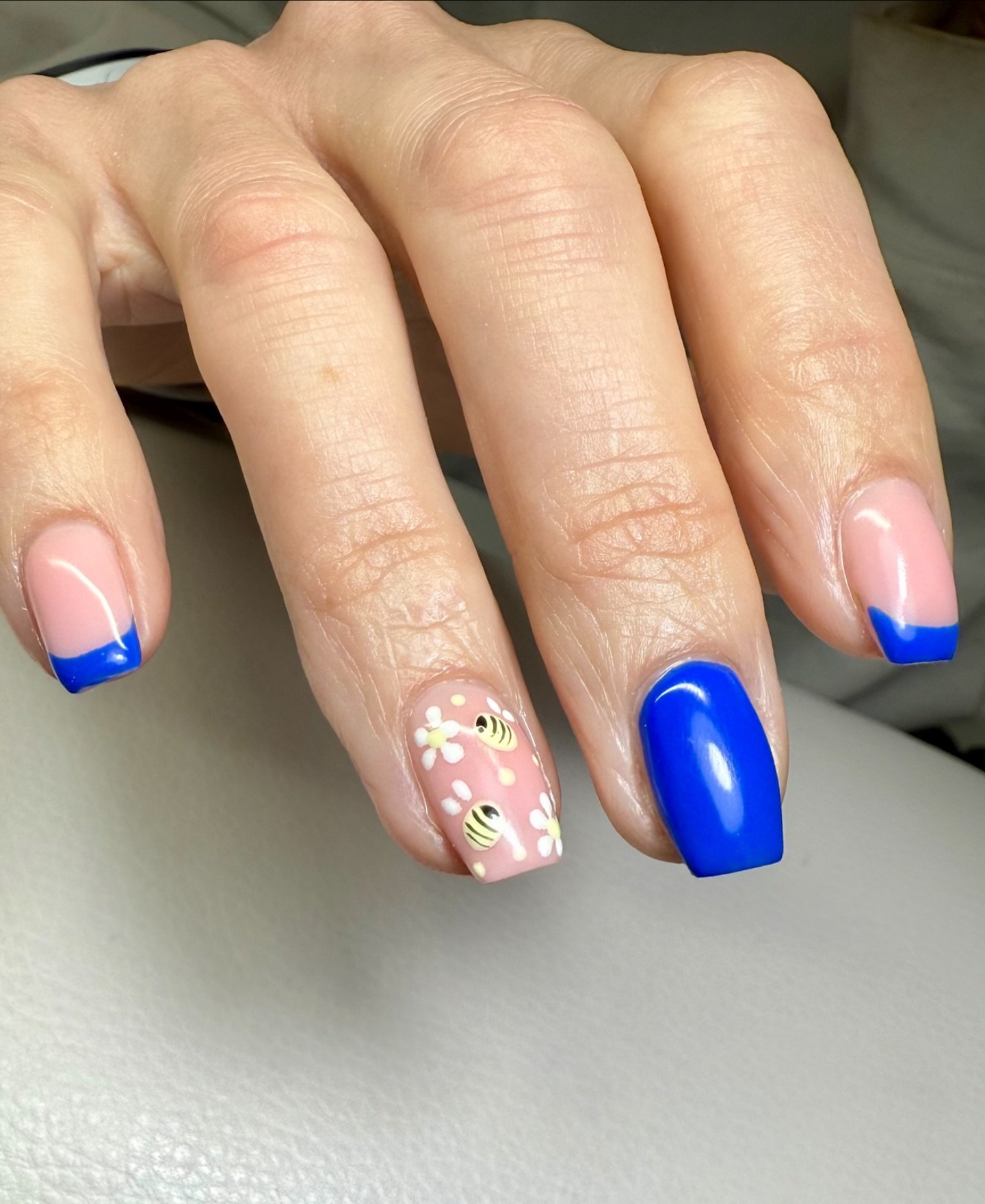 🐝 💙🐝 💙🐝
#NailArt #tgbinsider #FloralNails #SpringNails #SummerNails #ManicureGoals #NailInspo #ColorfulNails #NailDesigns #wokingnails #woking #biabwoking #wokingnailtech #biabguildford
#guildfordnails #surreynails #springnailart #gelbottlena