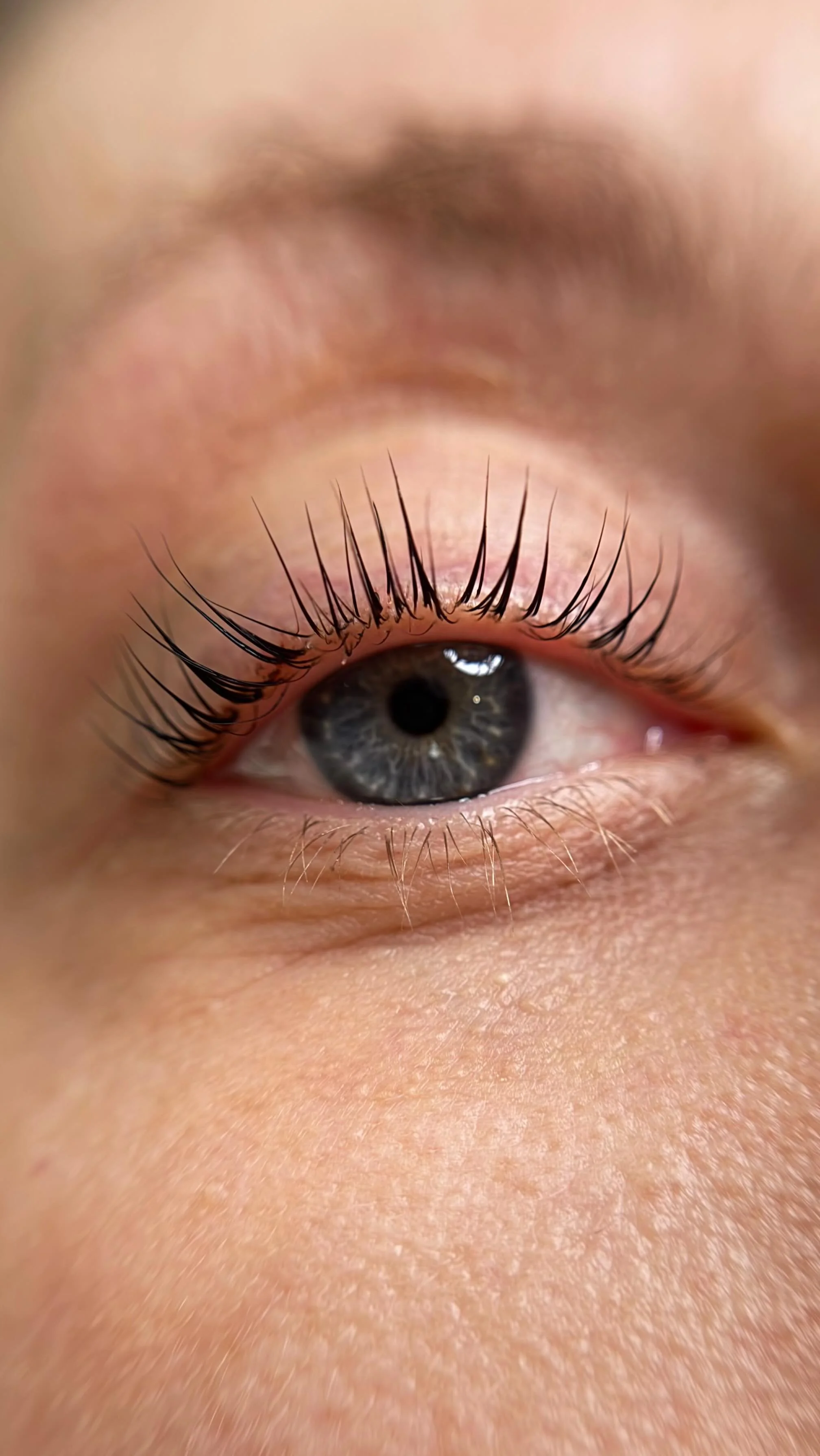 ✨What is a Korean Lash Lift? 💫Not your average lash lift 👀 🪄
A Korean Lash Lift is a next-generation lash treatment that uses a gentler, cysteamine-based solution to lift, separate, and define your natural lashes - all while nourishing and streng
