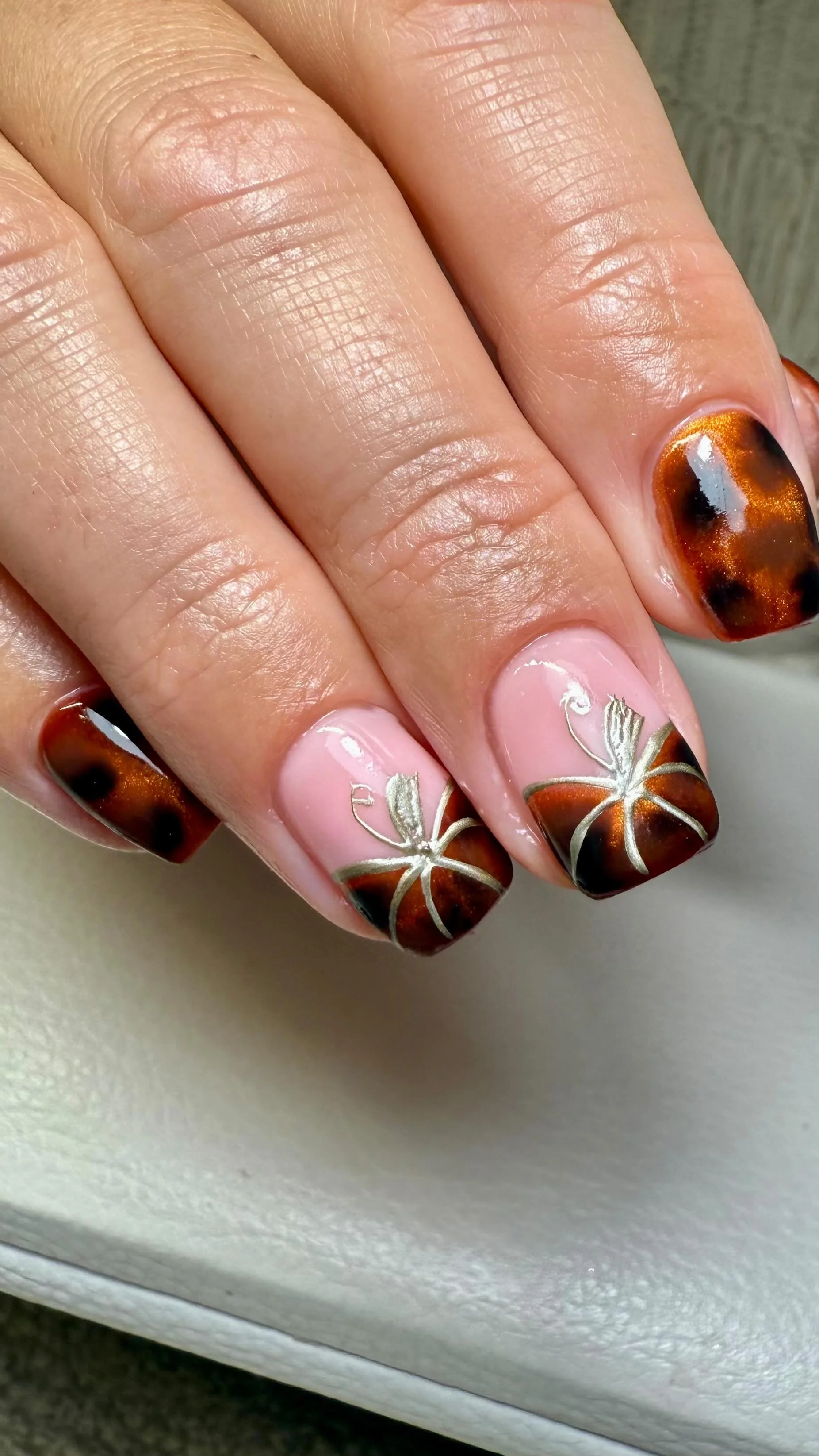 @the_gelbottle_inc fortune tortie pumpkins 🎃🫶🏻
#tgbinsider #tortienails #pumpkinnails #tgbfortune #cateyesnails #wokingnails #wokingnailtech #biabwoking #biabguildford #guildfordnails