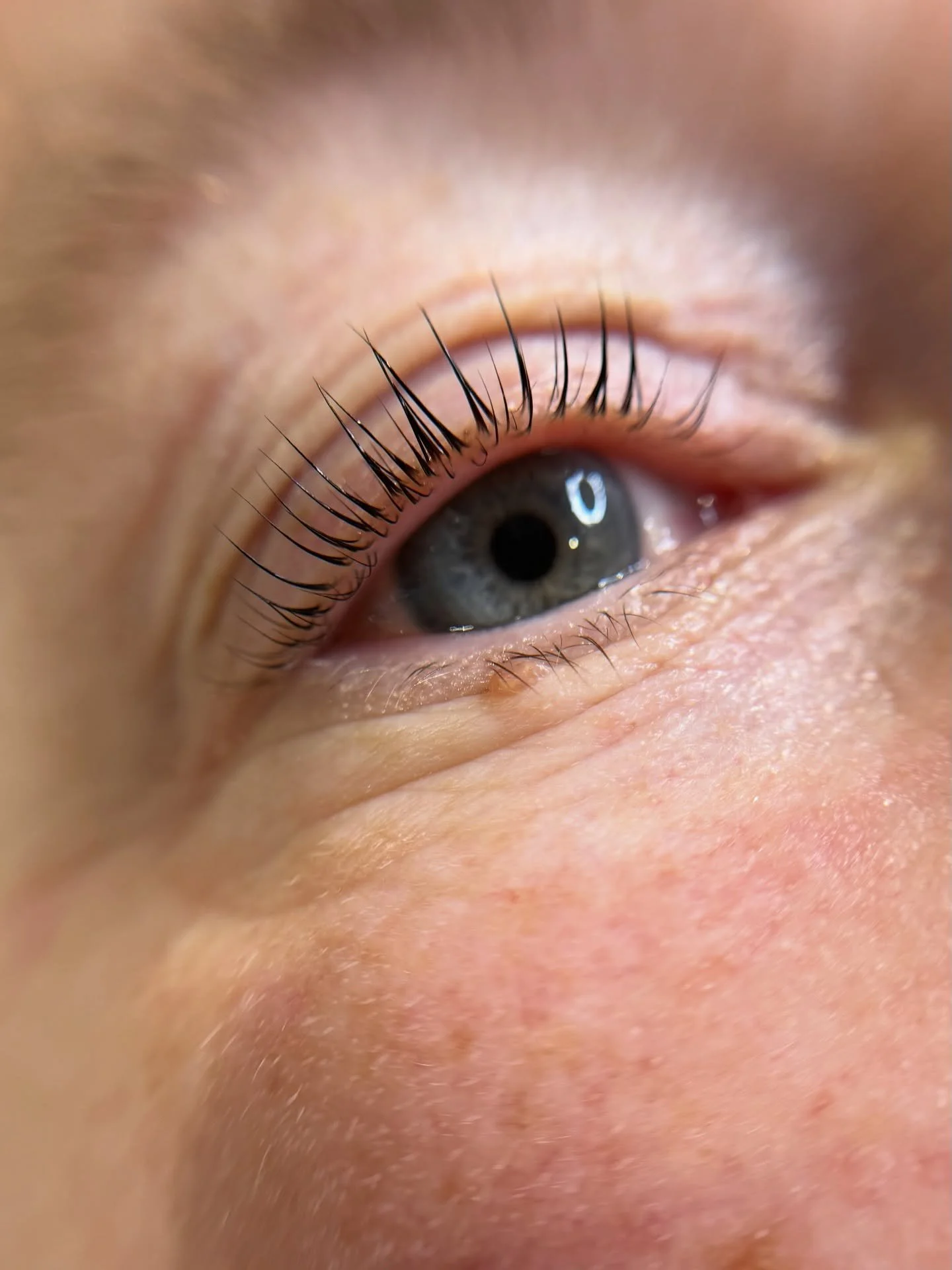 Lashes lifted, and tinted for a fuller, more defined look with zero mascara 🫶🏻 

📅 Book your appointment via the link in bio 

@buffbrows cysteamine 
@boo.beautybar balm
@ruthiebelle powder 

#lashliftwoking #wokinglashtech #wokinglashes
#guildfor