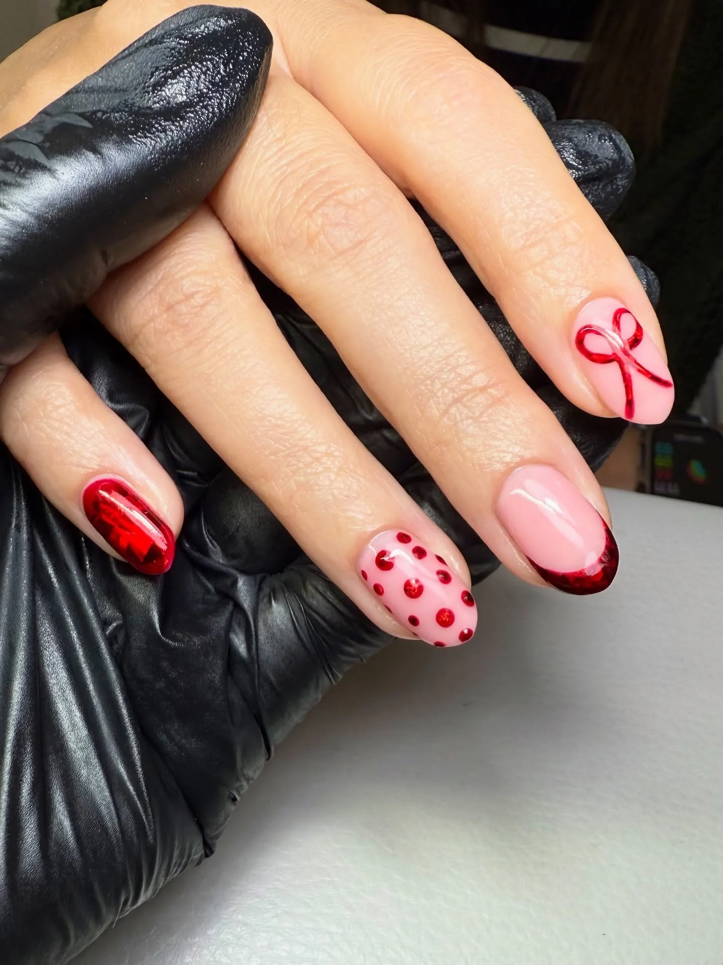 Okay, it&rsquo;s official&hellip; it&rsquo;s absolutely acceptable to have Christmas nails now! ❤️🎄🎁

@the_gelbottle_inc bonfire and glass red ❤️ 
@nailstampingqueenuk red foil 

#tgbinsider #christmasnails #rednails #wokingnails #wokingnailtech #b