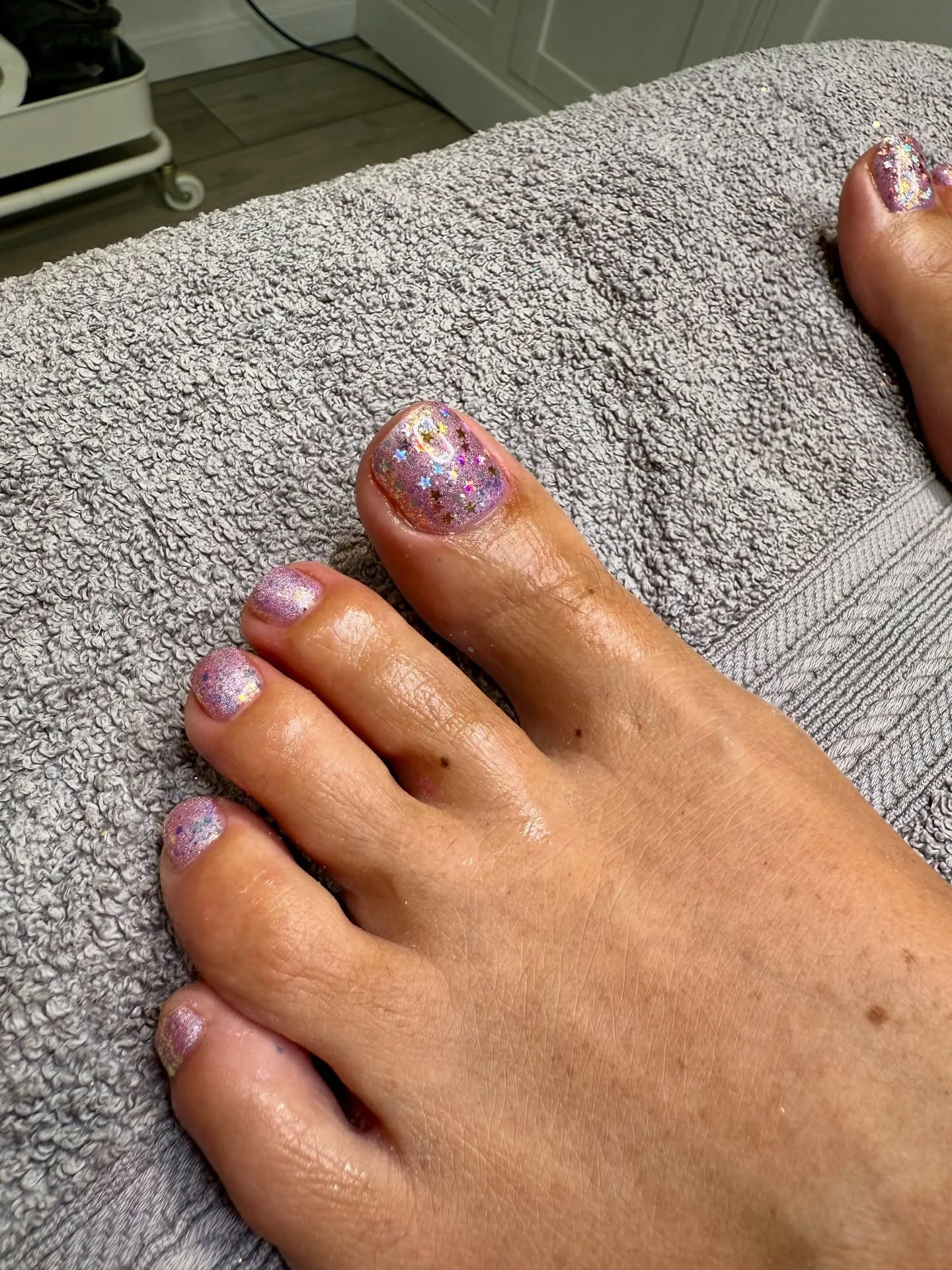 Don&rsquo;t forget your feet this sparkle season, your toes deserve some glitter too!

#tgbinsider #pedicure #twinkletoes #wokingnails #wokingnailtech #biabwoking #biabguildford #guildfordnails